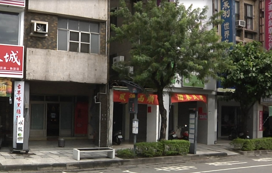 靈堂設在商圈鬧區中,鄰居雖同情老太太處境,但也都覺得毛毛的。(翻攝畫面)