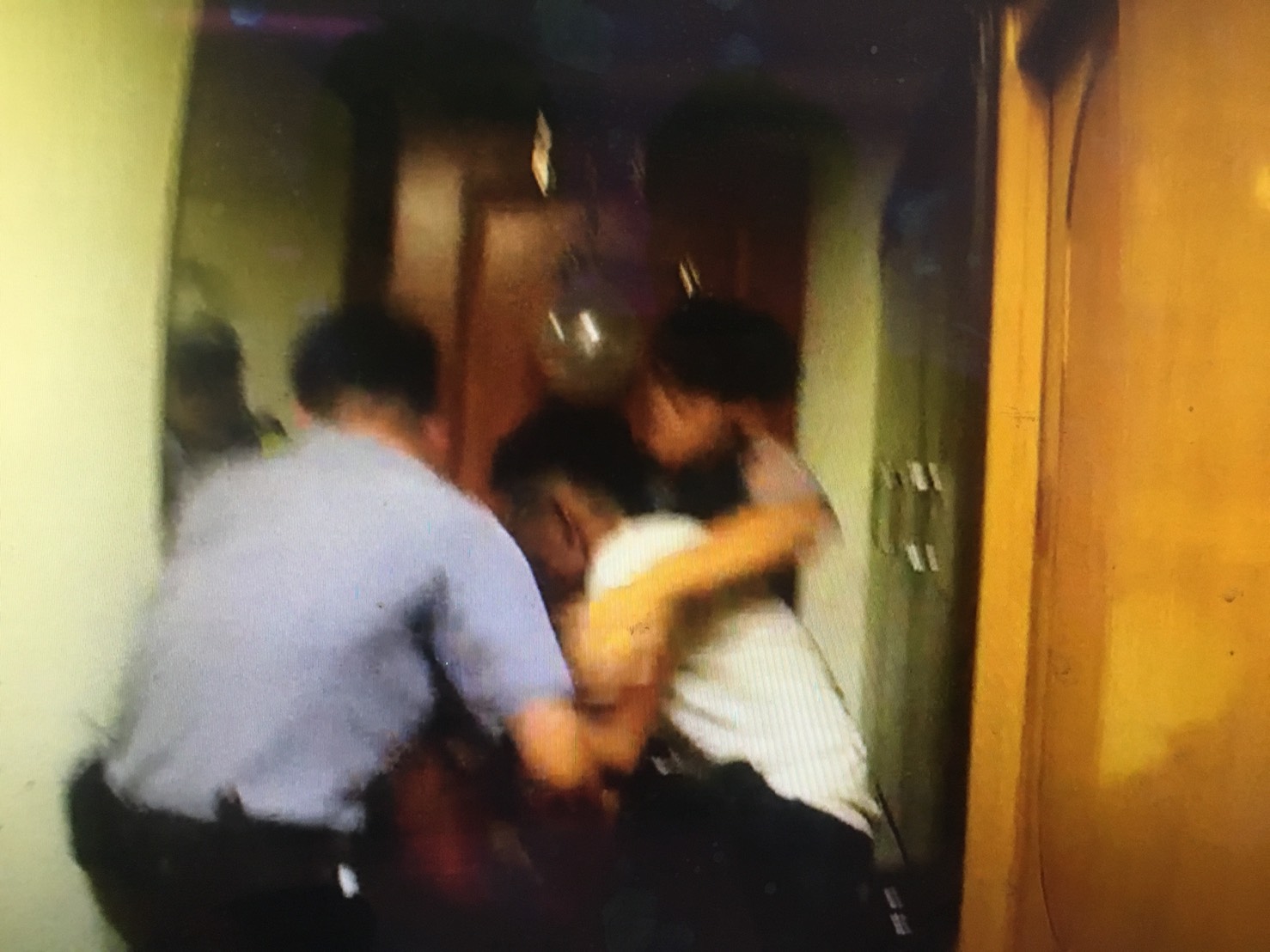 員警衝上前將郭男手上玻璃奪下,並壓制上銬。(警方提供)