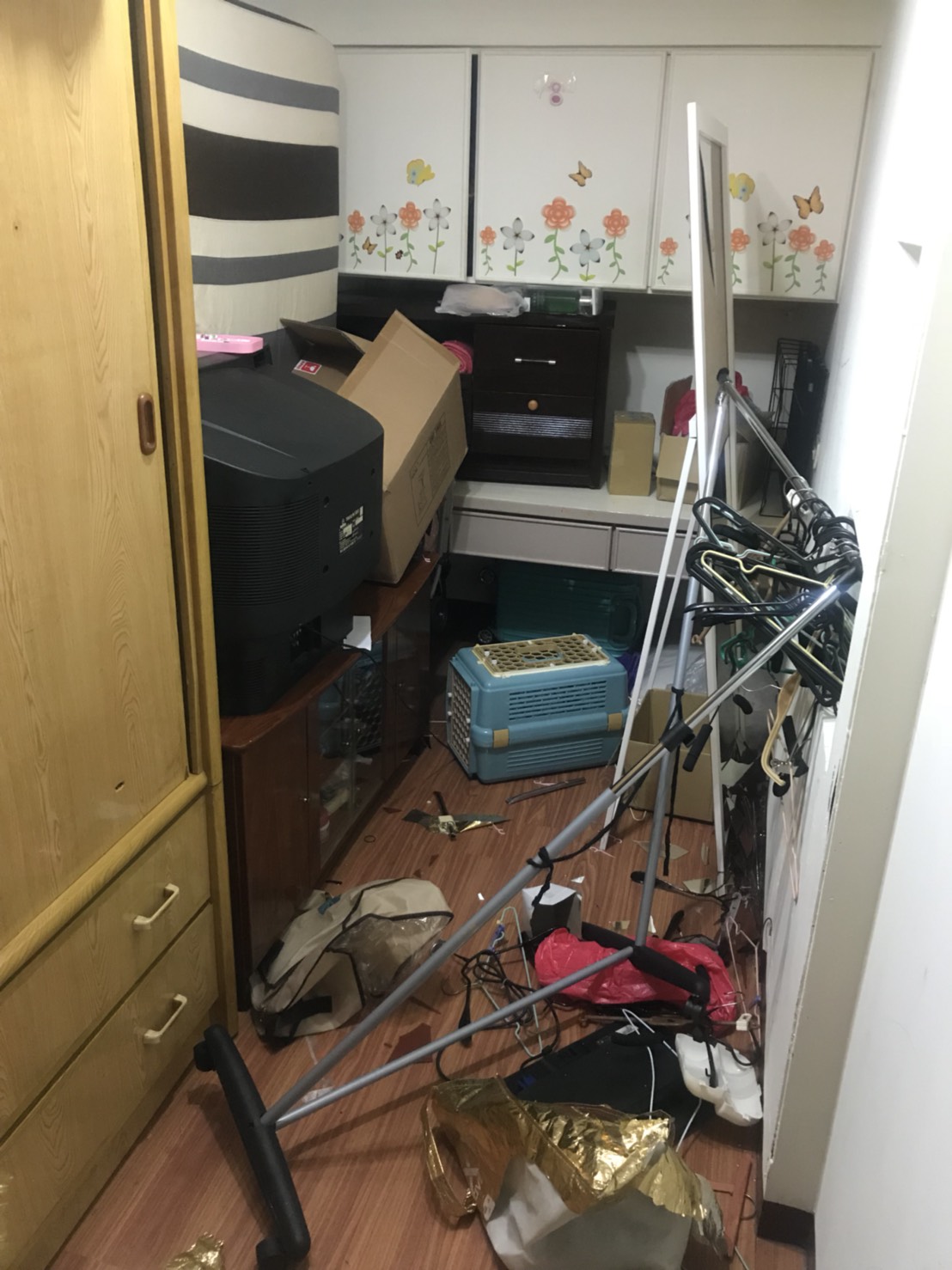 家中物品被郭男砸毀,凌亂不堪。(警方提供)