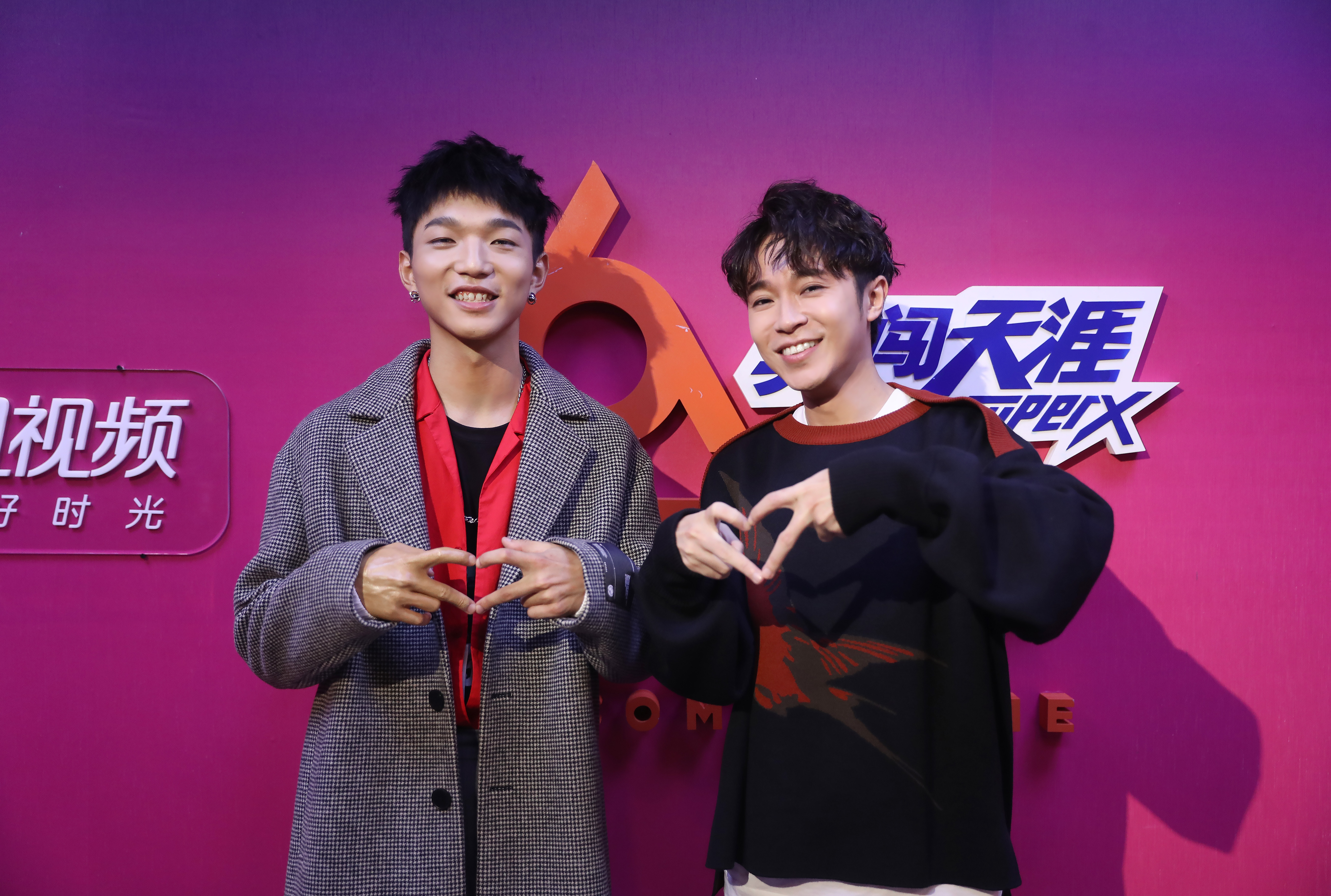 擔任獨秀賽道導師的青峰（右）與蔡維澤的「青菜」搭擋，掀起賽事高潮。（大房小山音樂提供）