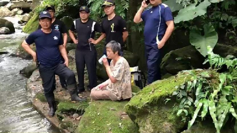 現場搜救人員提供飲水及食物給黃妻食用。(消防局提供)