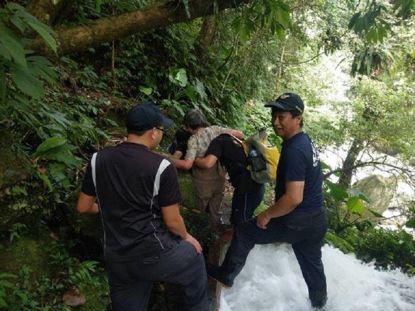 搜救人員將黃男夫婦救援下山就醫。(消防局提供)