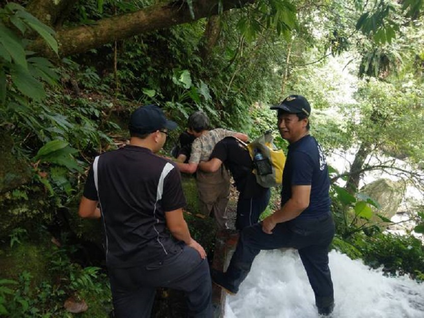 搜救人員將黃男夫婦救援下山就醫。（消防局提供）