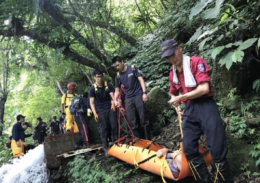 當地地形陡峭,搜救人員小心翼翼地運送他們下山。(消防局提供)