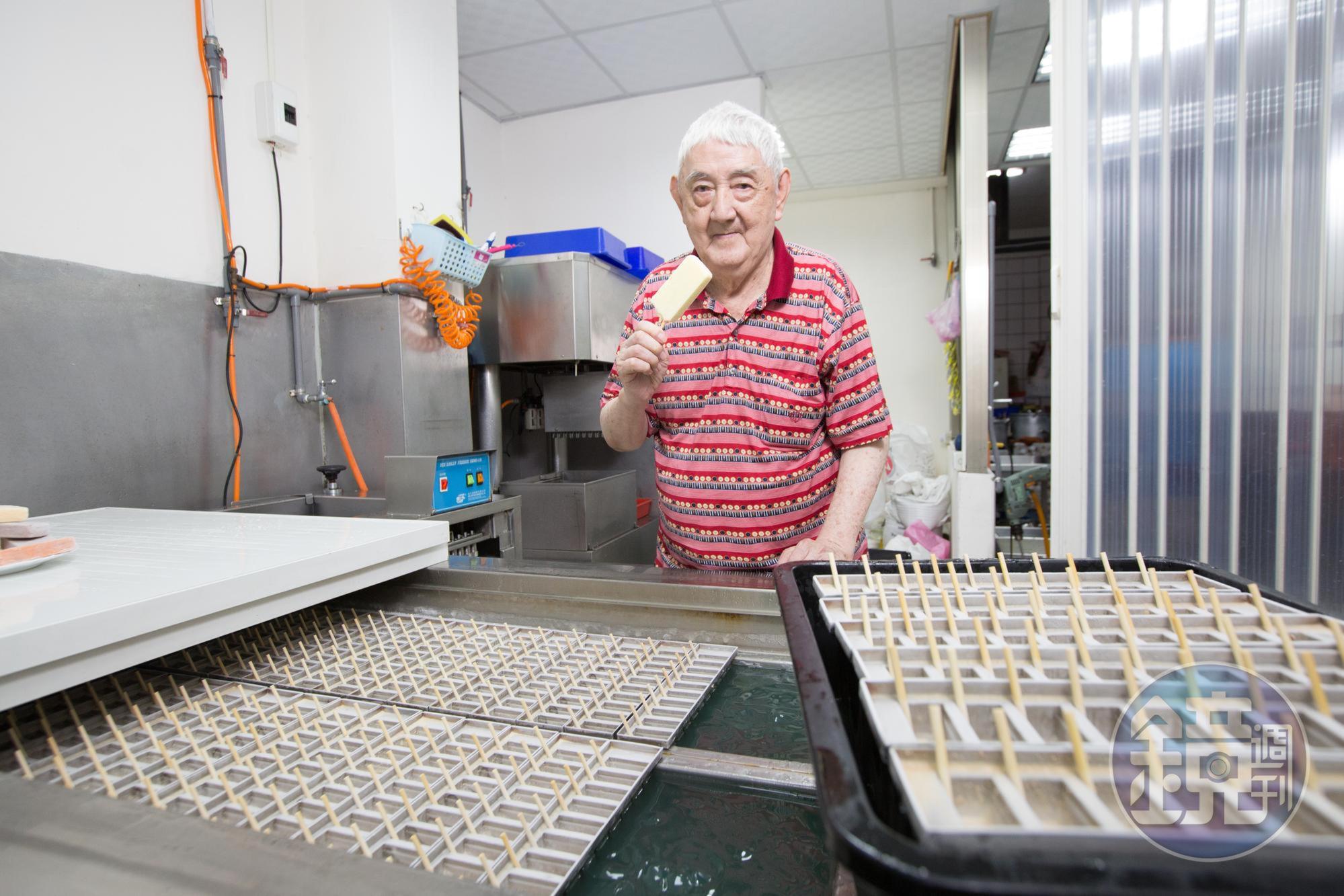 高齡90歲的蘇添泉至今仍鎮守老店,成為店內活招牌。
