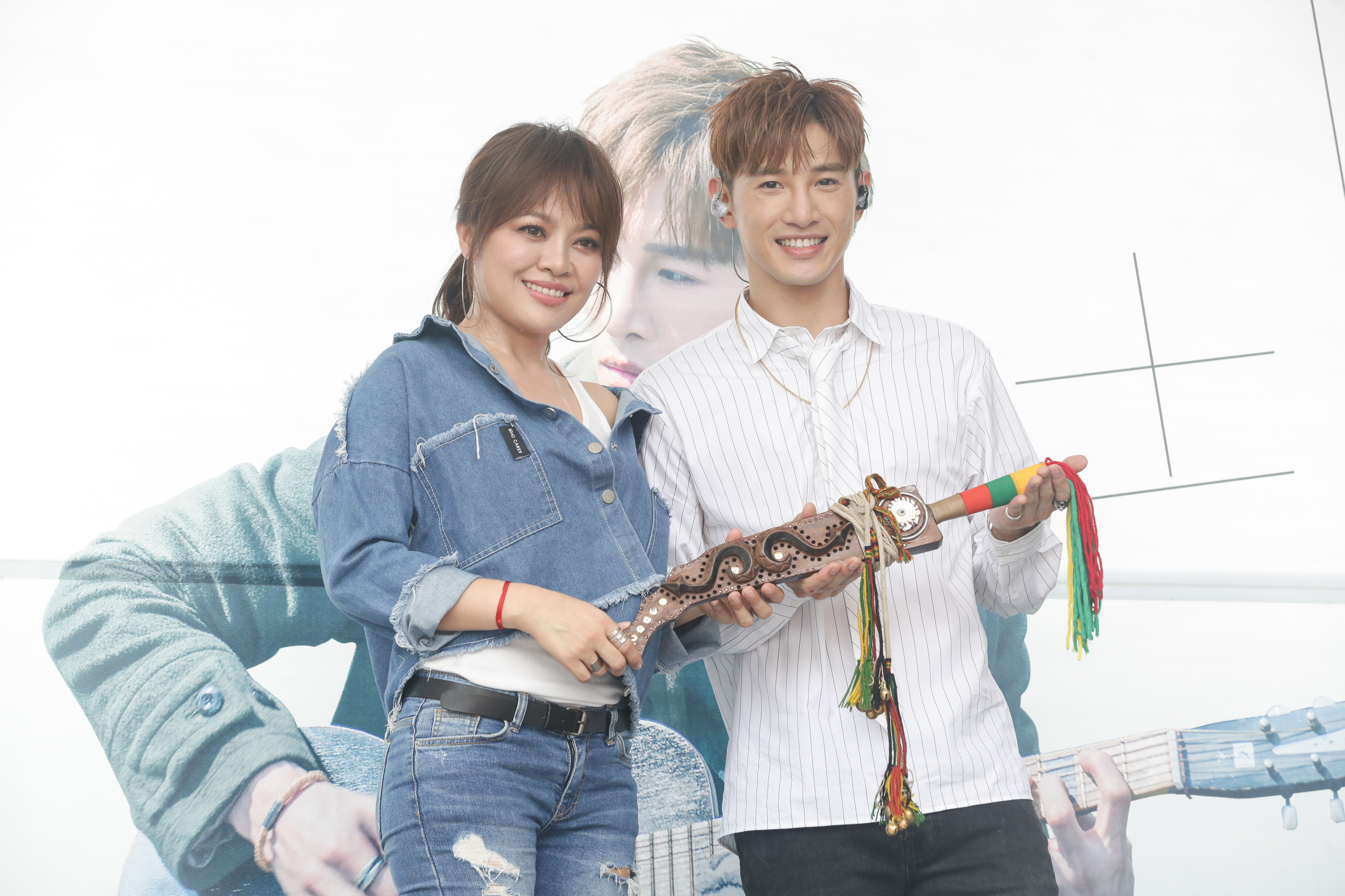 戴愛玲送上武士刀祝賀，張立昂卻想轉送媽媽當作防身用。