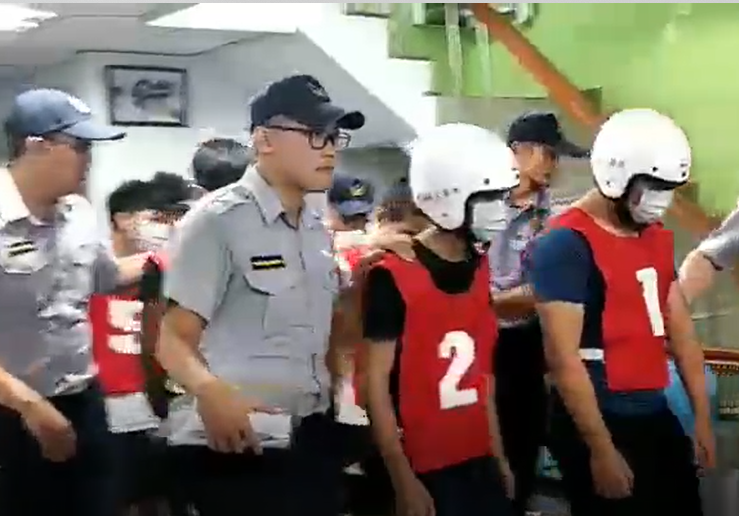 8個小屁孩亂鬥後一哄而散，警方循線將8人帶回偵訊。（翻攝畫面）