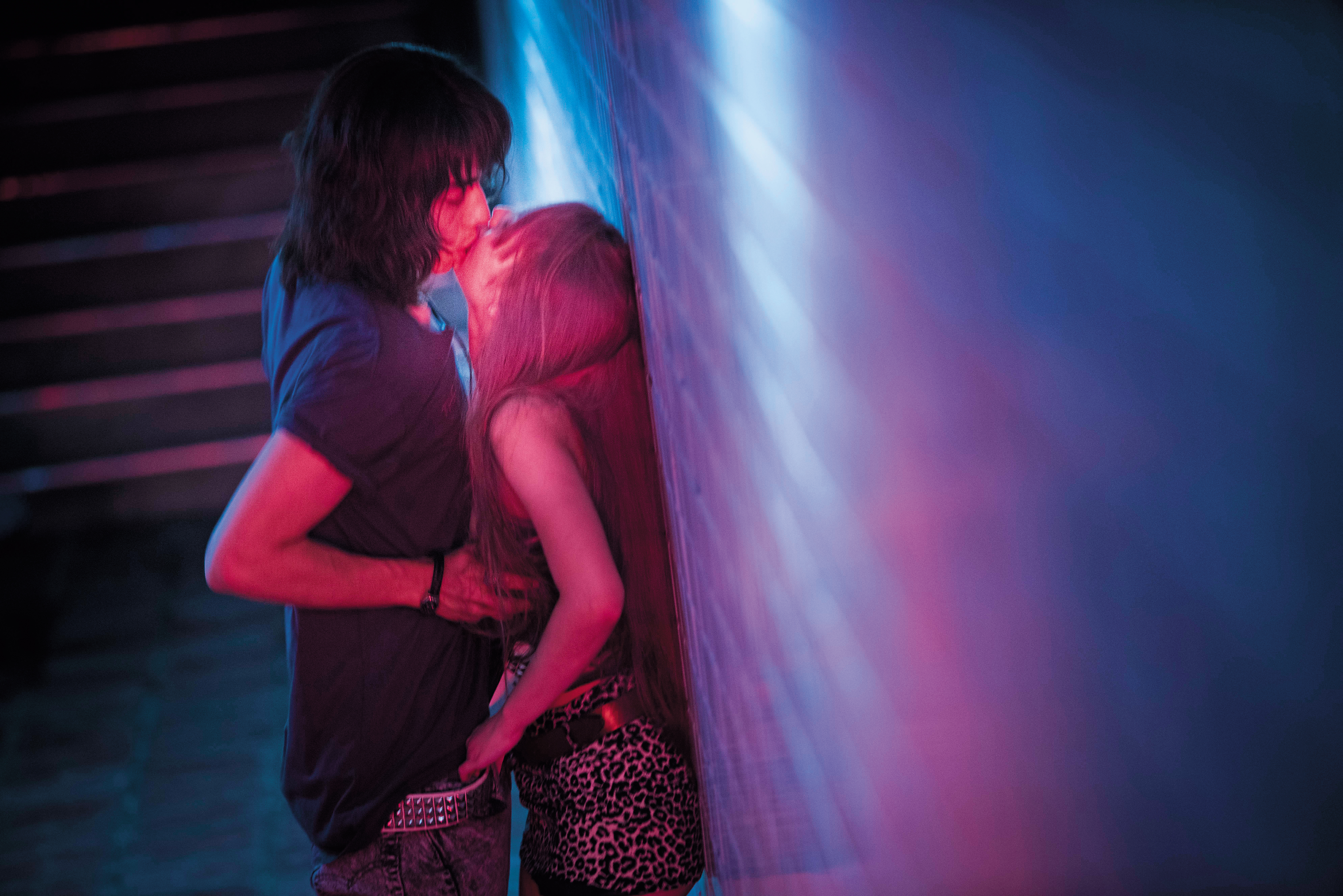 宋柏緯（左）在《搖滾樂殺人事件》中有大膽的激情親熱戲演出，據說拍性愛戲的時候，他連防護措施也懶得用。（星泰娛樂提供）
