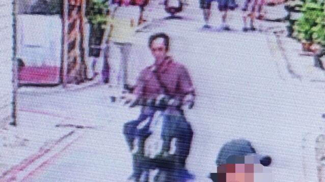 游男行凶騎車逃逸。(翻攝畫面)