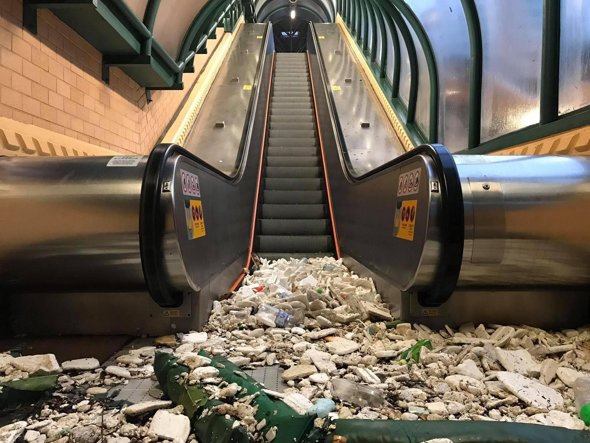 山竹颱風襲港，部分海洋垃圾被颳進大樓裡。（翻攝香港突發事故報料區）