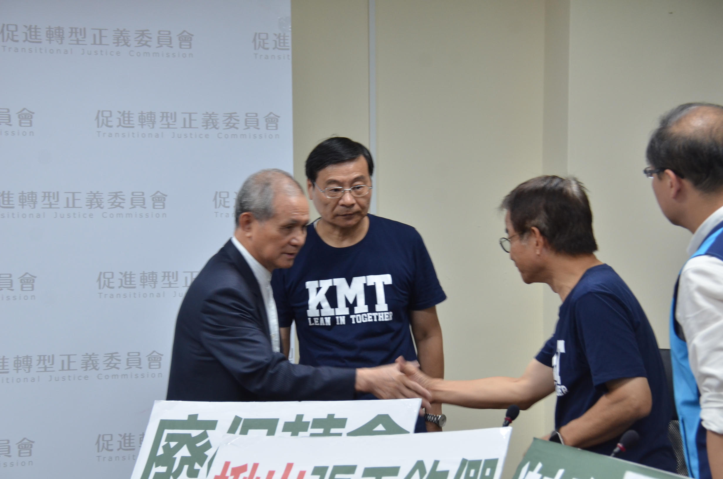 促轉會主委黃煌雄與立委會面，懇請立委不要因個案抹煞促轉會。（國民黨團提供）