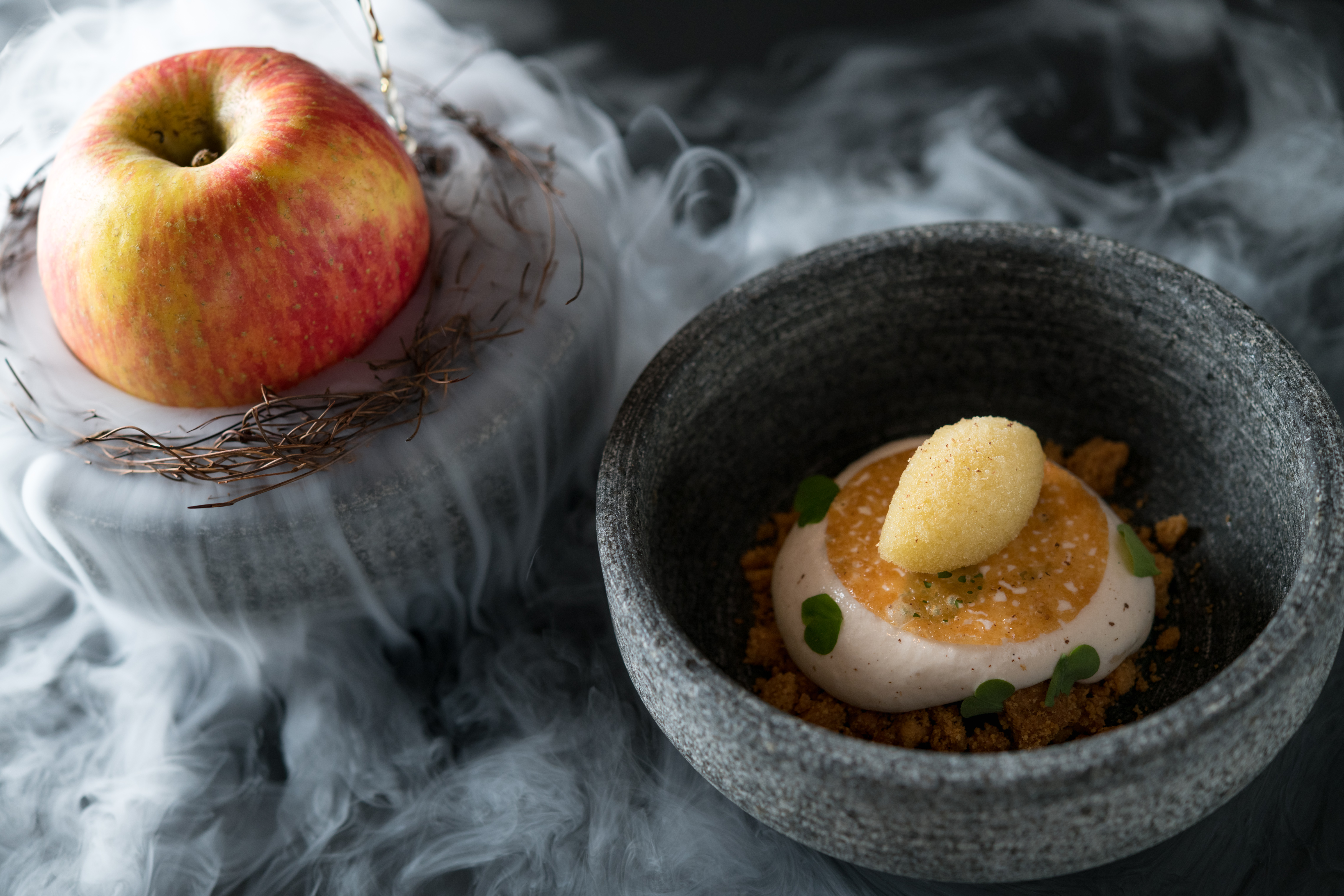 在液態氮中展現蘋果香甜滋味的「諾曼第之心」，會在客人面前淋上蘋果白蘭地，從食器散發使人愉悅的蘋果香氣，蘋果料理也揭示了主廚基爾德貝杭（Gildas Périn）出身諾曼第的身世。（2,280元起套餐菜色）