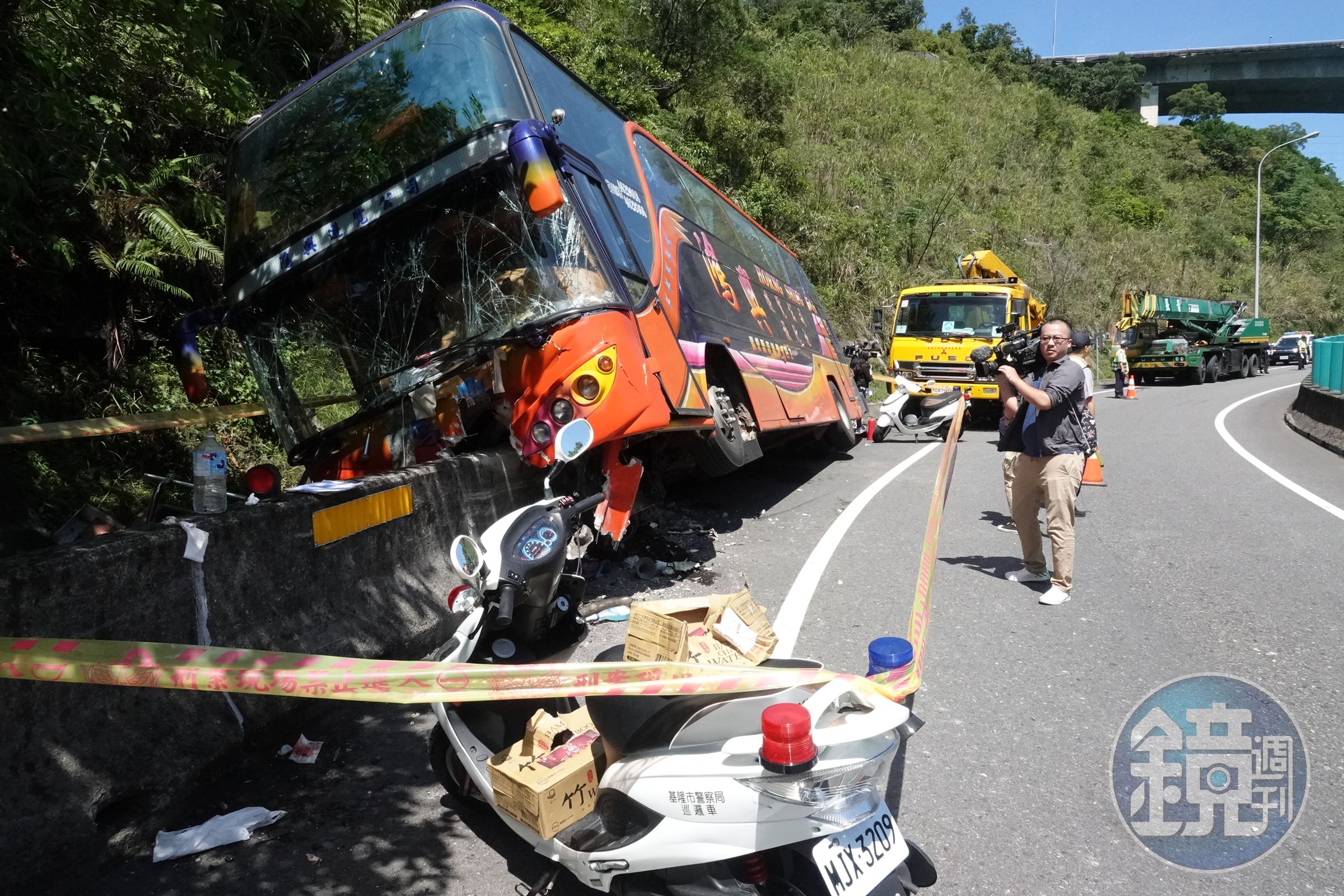 遊覽車司機疑似對路況不熟，上錯匝道一時心慌才會不小心讓車輛失控。（翻攝畫面）