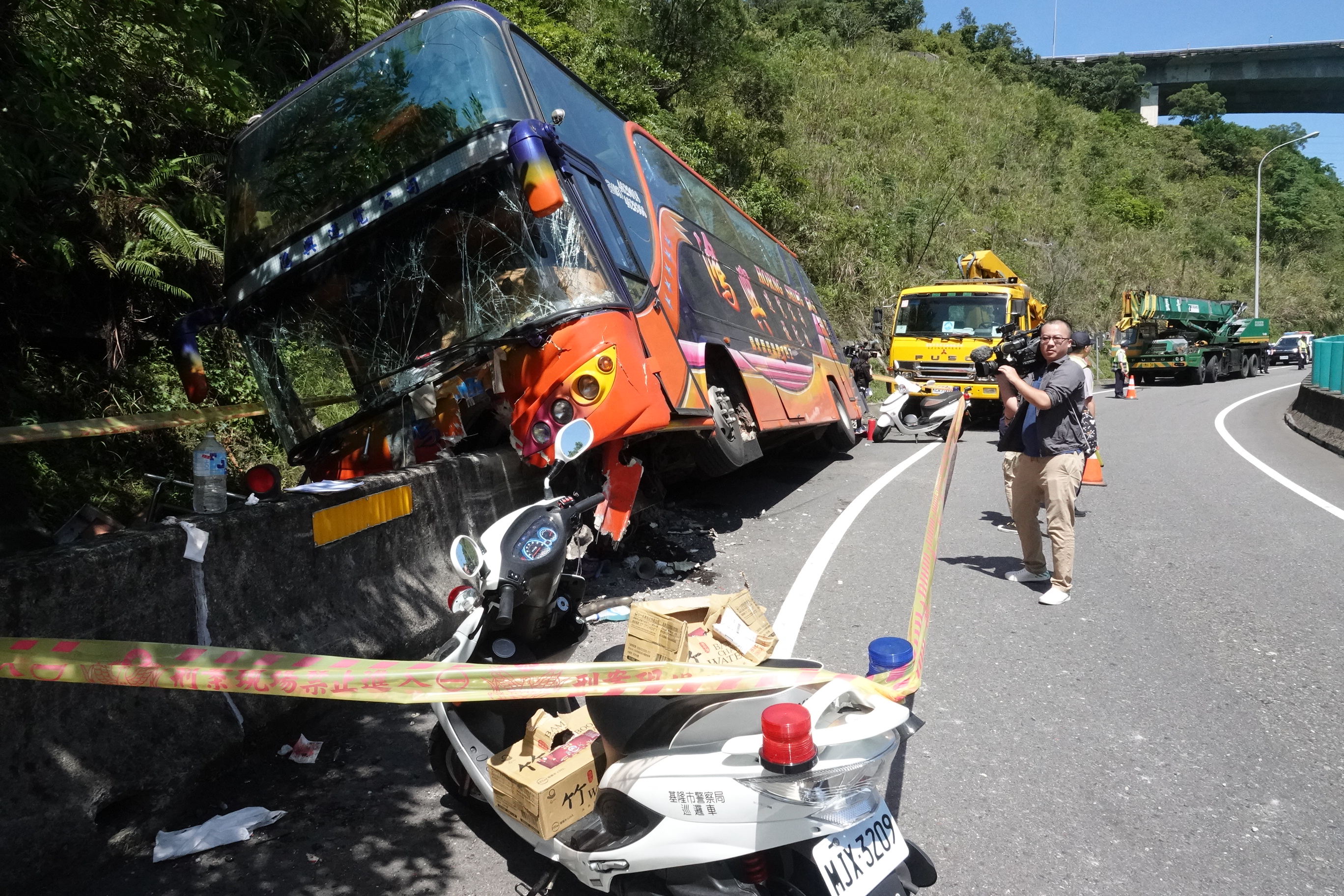 遊覽車司機疑似對路況不熟，上錯匝道一時心慌才會不小心讓車輛失控。（翻攝畫面）