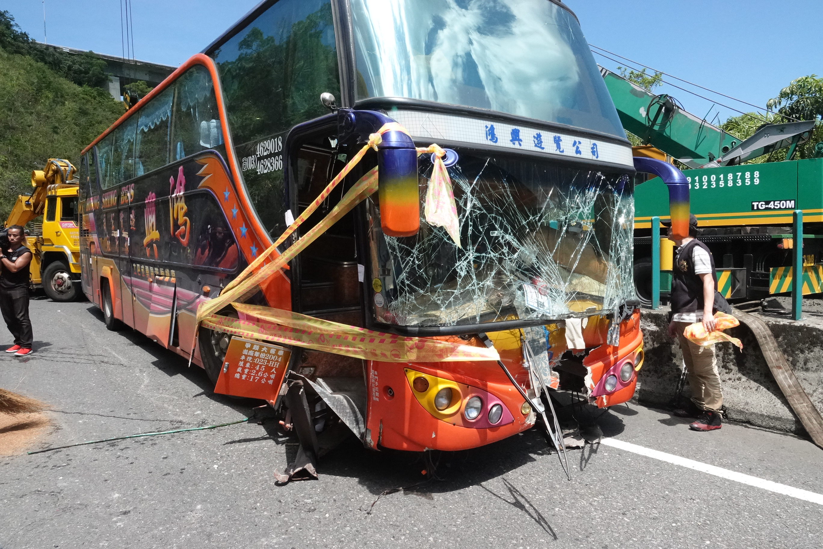 遊覽車司機不熟悉路況上錯匝道，造成車輛失控，車上29名乘客受傷送醫。（翻攝畫面）