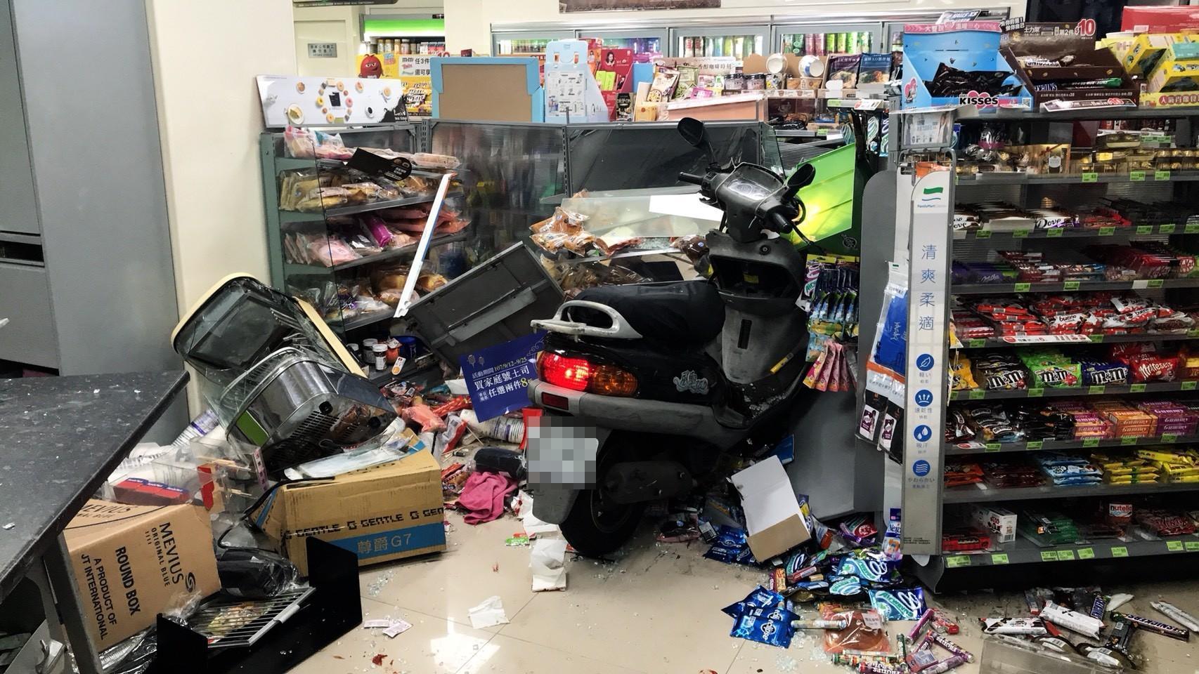 撞碎玻璃「擊落」架上商品後,機車卻如立中柱般停靠著。(翻攝畫面)