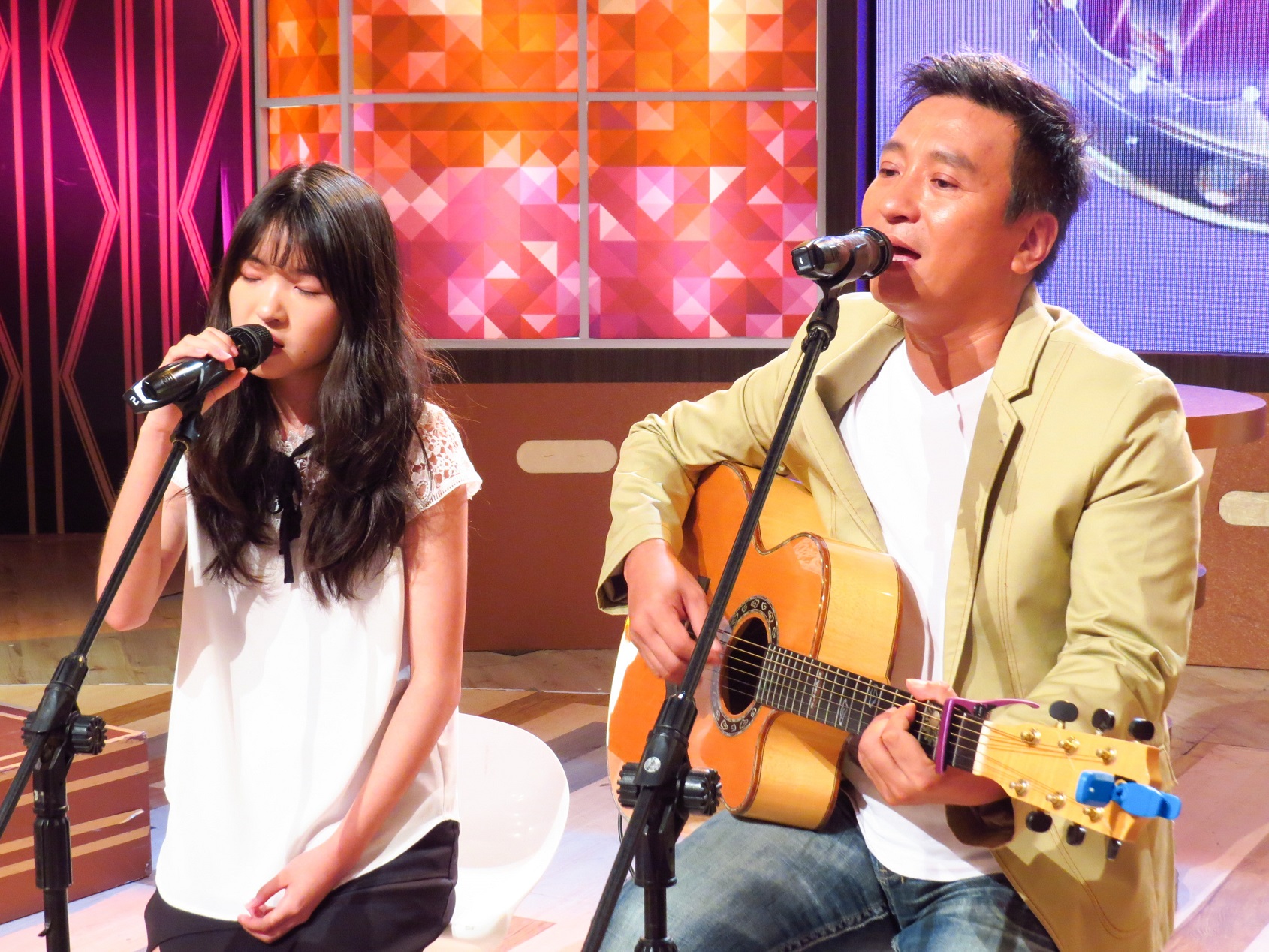 王中平和女兒現場演唱,展現父女倆的音樂才華。(衛視中文台提供)