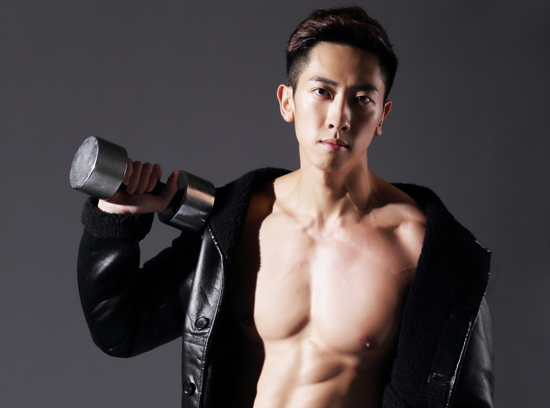 張哲偉身材非常好，不過他自己不滿意，還在努力鍛鍊中。（伊林提供）