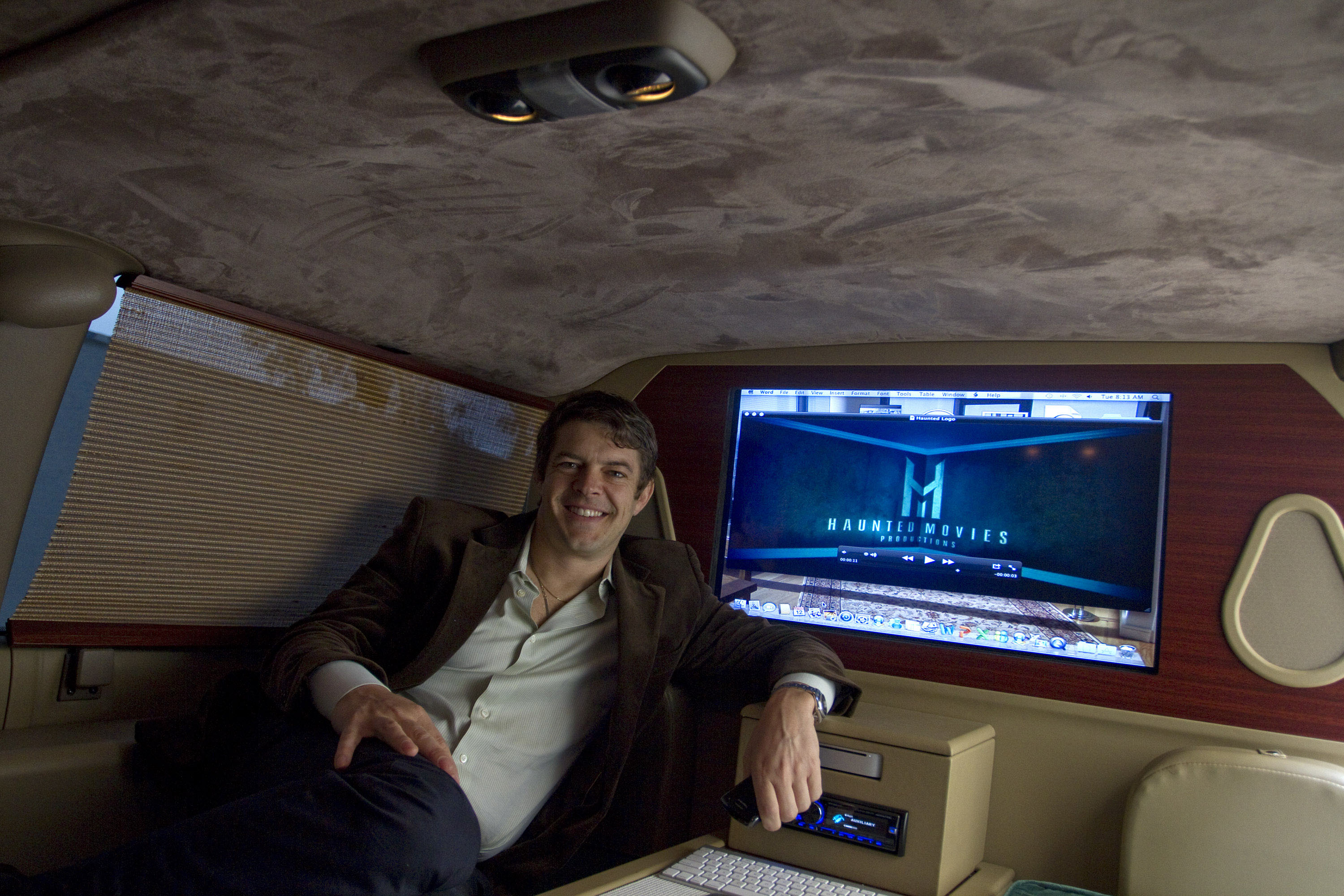  傑森布倫在10年內憑藉「微成本」理念，躍升恐怖片霸主。這是他在2011年公佈的辦公室，是用廂型車改編的，一路省到底。（東方IC）