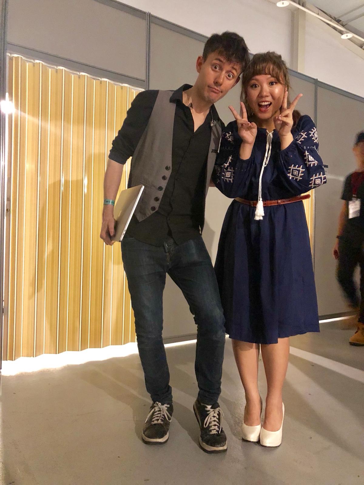 魚乾和美國知名YouTuber Kurt合唱自創曲＜預感＞。（上行娛樂提供）