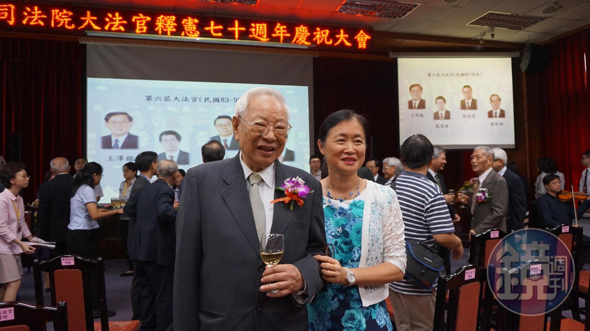 參與釋憲30年的司法院前院長翁岳生（中）爆出大法官差點關門的祕辛。