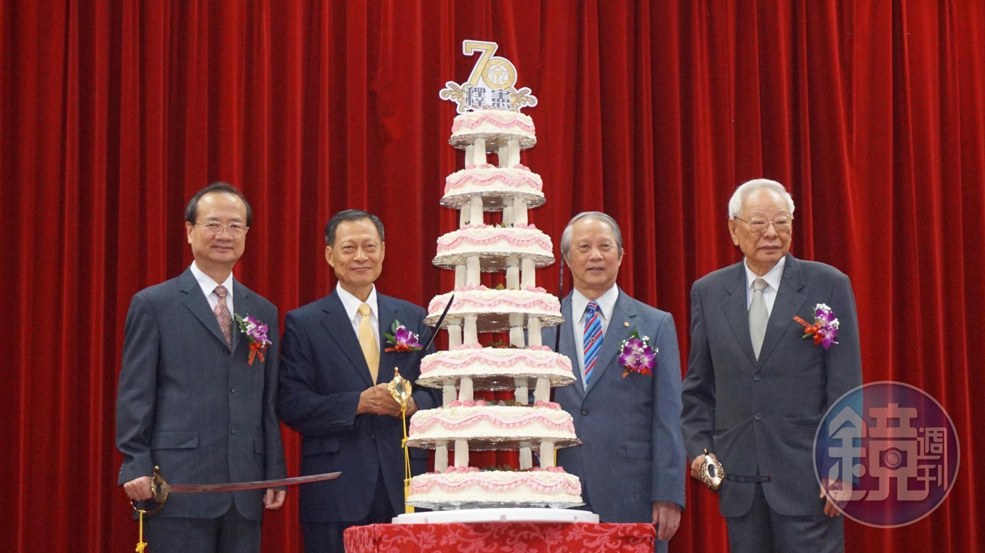 司法院舉辦大法官釋憲70週年慶生會，司法院長許宗力（左起）、賴英照、賴浩敏及翁岳生切蛋糕慶祝。