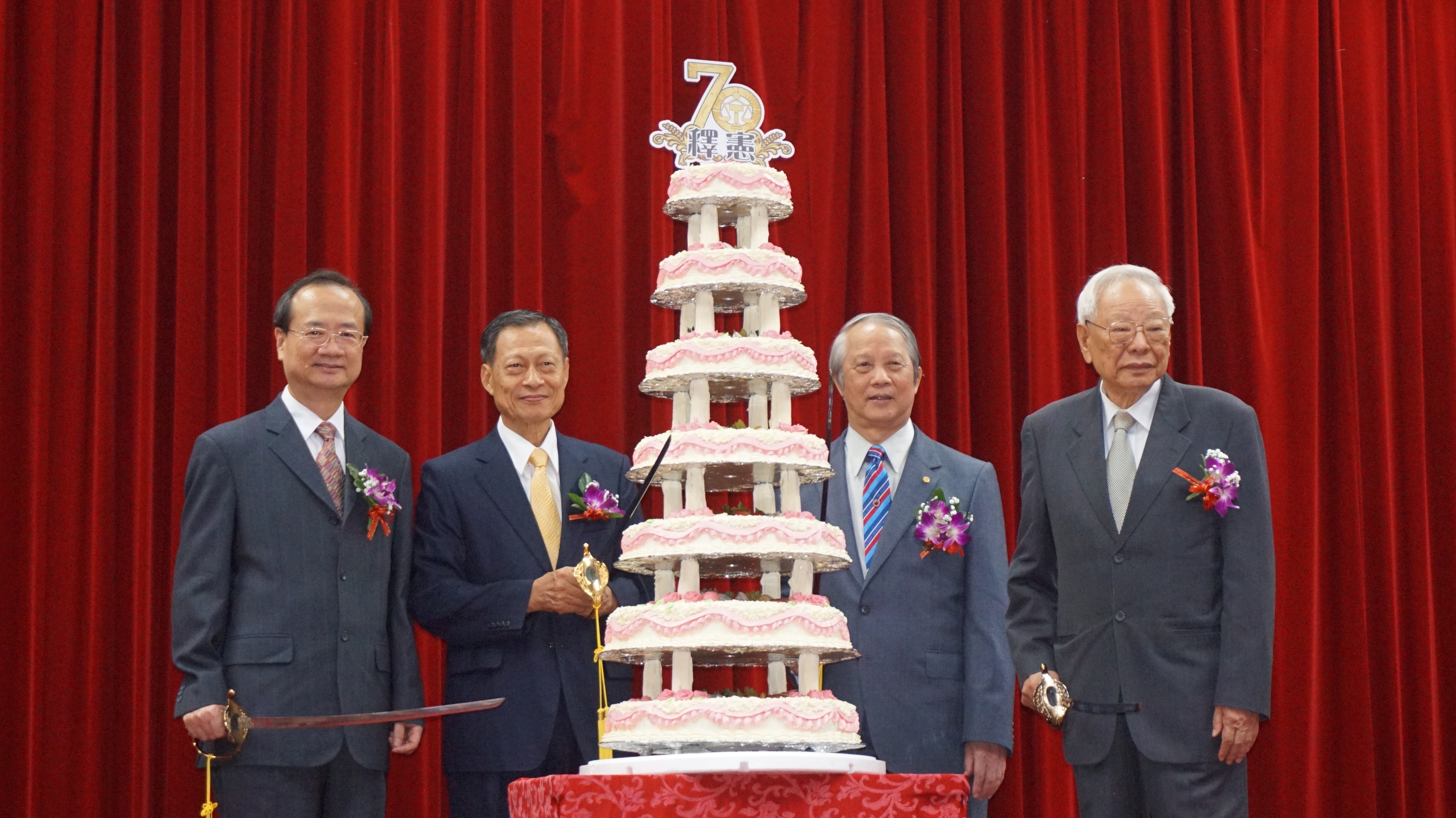 司法院舉辦大法官釋憲70週年慶生會，司法院長許宗力（左起）、賴英照、賴浩敏及翁岳生切蛋糕慶祝。