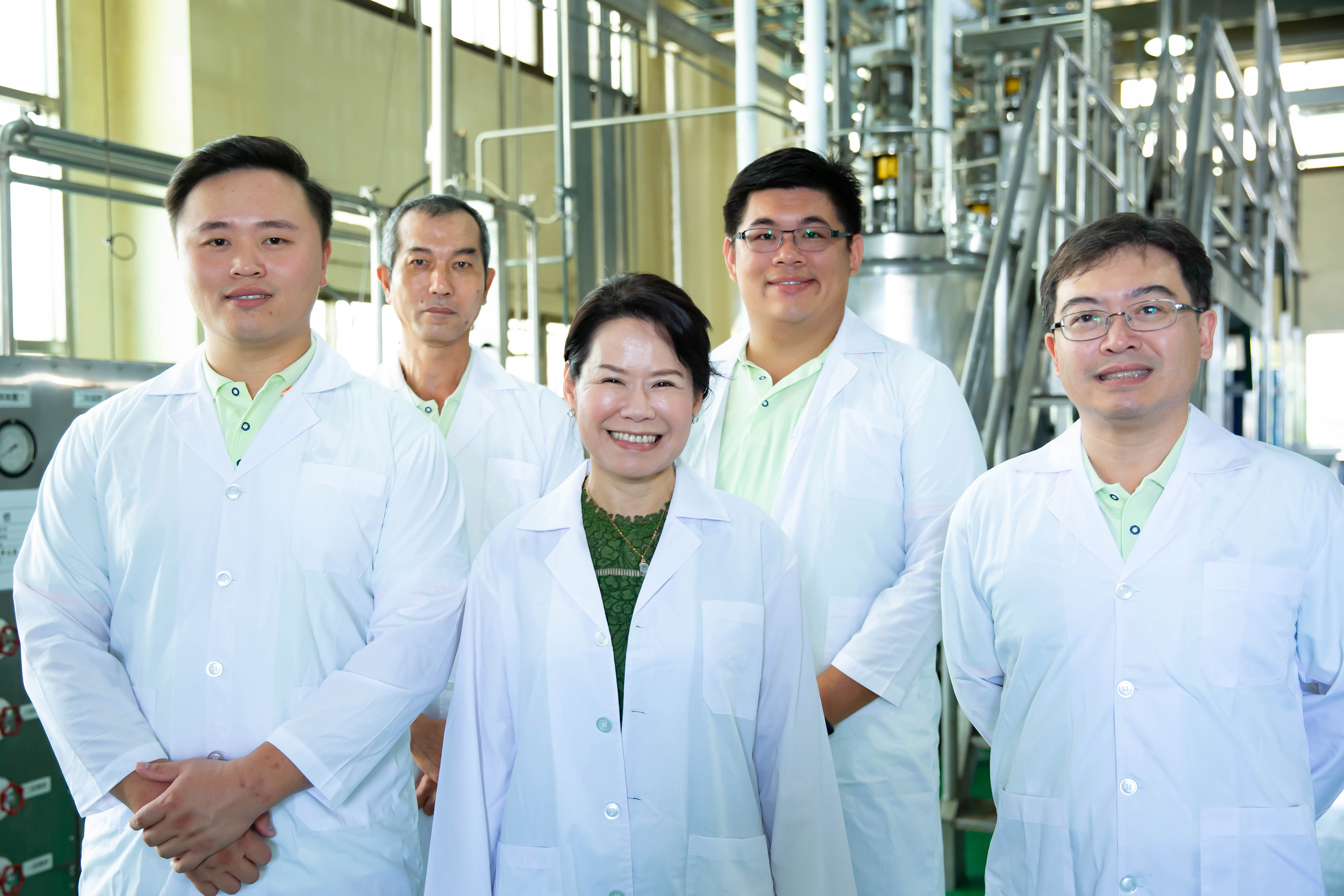 2001年，劉郁芬（中）創立達邦蛋白，其主要產品為水解黃豆胜肽蛋白，添加於養殖業飼料中，可幫助動物提升免疫力，避免施打抗生素。（達邦蛋白提供）