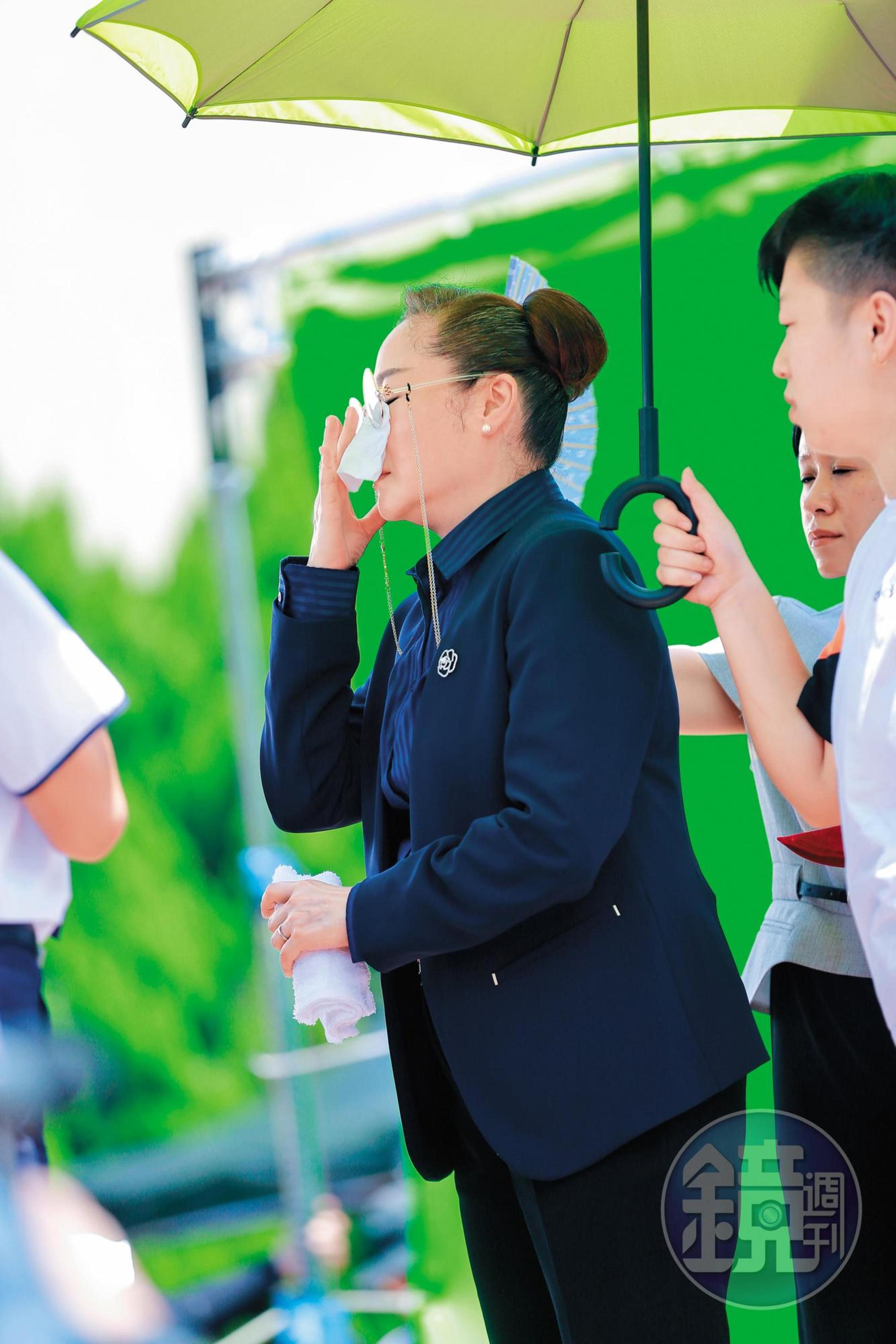 頂著烈日拍攝《藍色項圈》,恬妞一身厚重的戲服並不透風,只能趁空檔降溫,這大概是她極少數會被眾人看到不舒服的模樣。