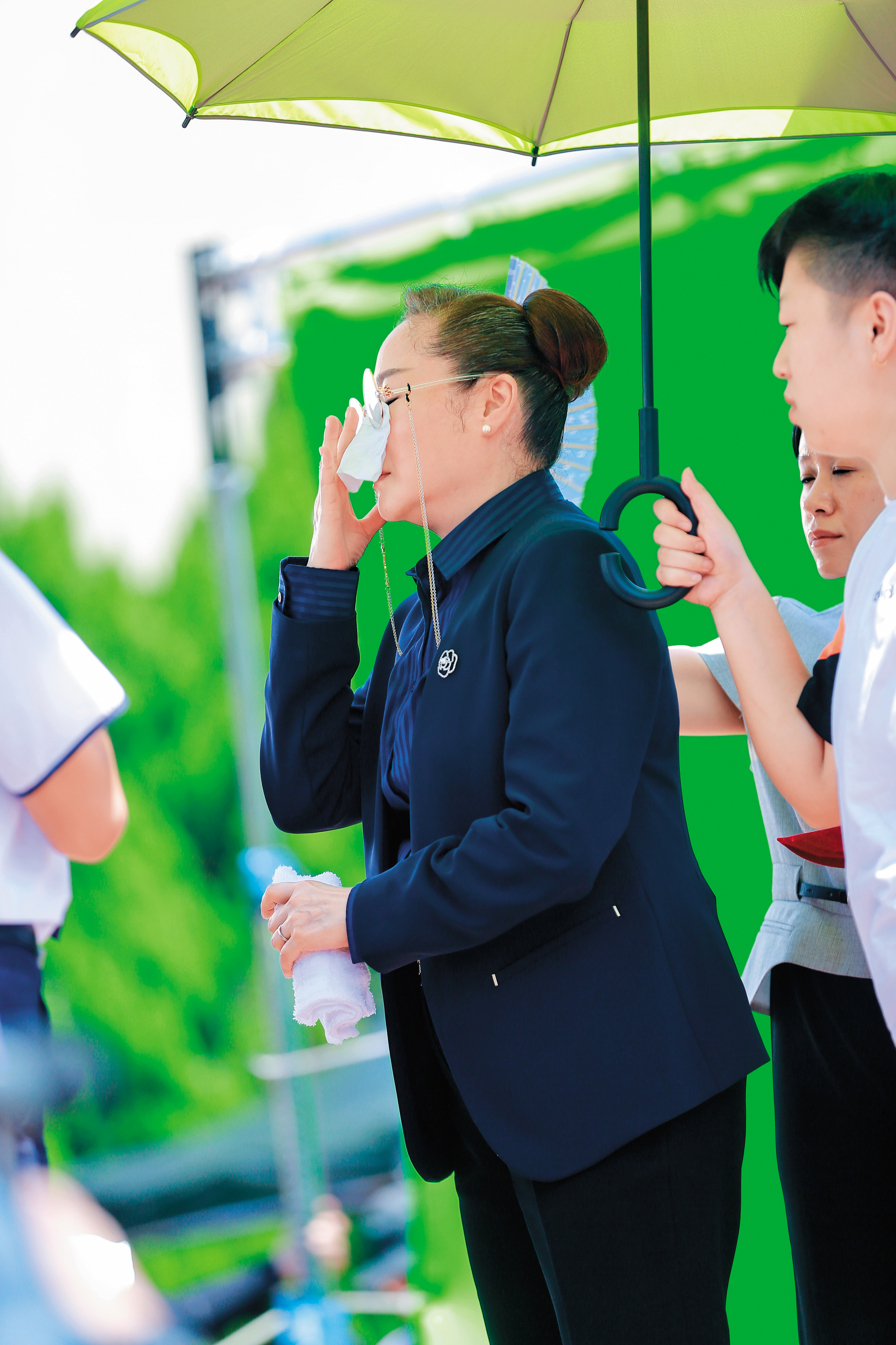 頂著烈日拍攝《藍色項圈》，恬妞一身厚重的戲服並不透風，只能趁空檔降溫，這大概是她極少數會被眾人看到不舒服的模樣。 
