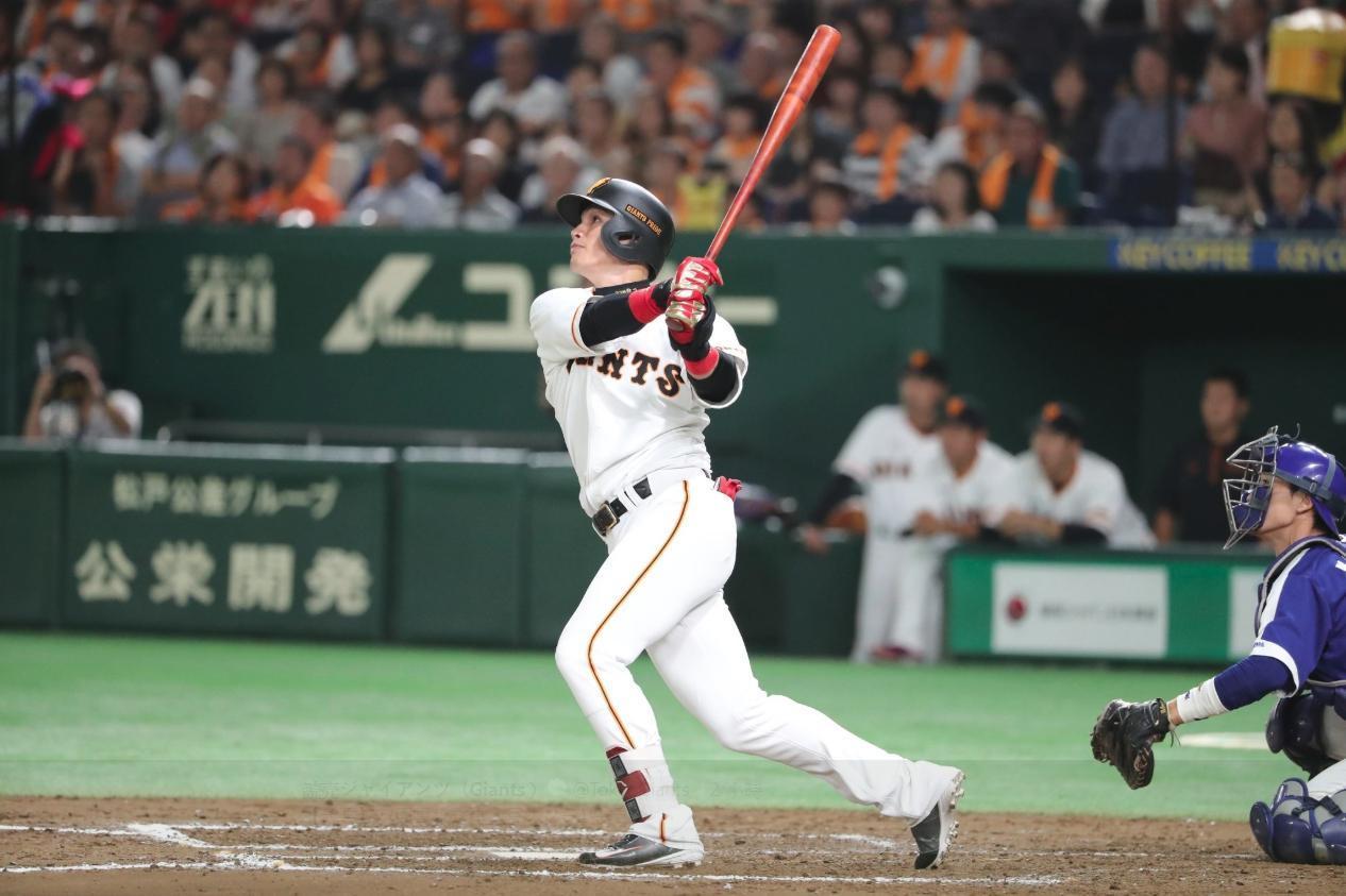 陽岱鋼今日第8局上場代打,從投手祖父江大輔手中敲出一發陽春全壘打,達成個人100轟紀錄。(翻攝自讀賣巨人官方推特)