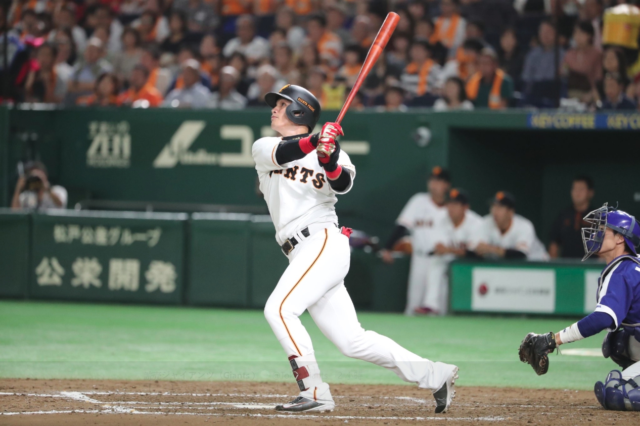 陽岱鋼今日第8局上場代打，從投手祖父江大輔手中敲出一發陽春全壘打，達成個人100轟紀錄。（翻攝自讀賣巨人官方推特）