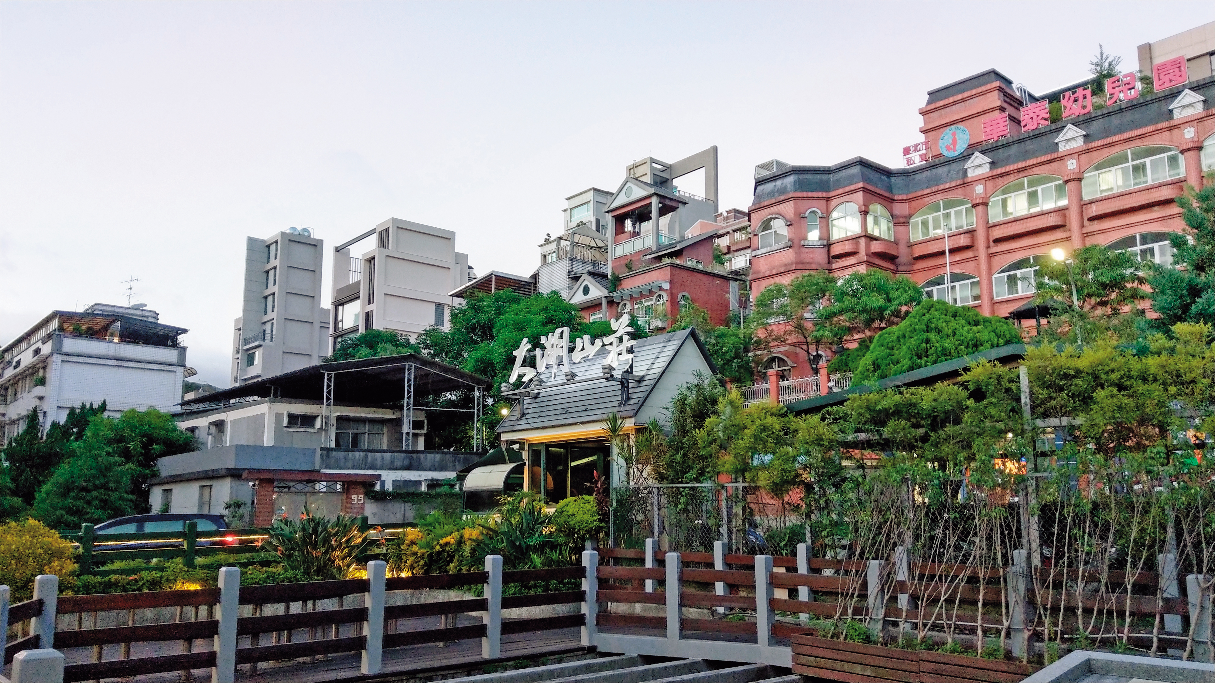 美麗華創辦人黃固榮二房妻李貴美目前住在台北市大湖山莊別墅，但法官認為她生活無虞，無權分產。