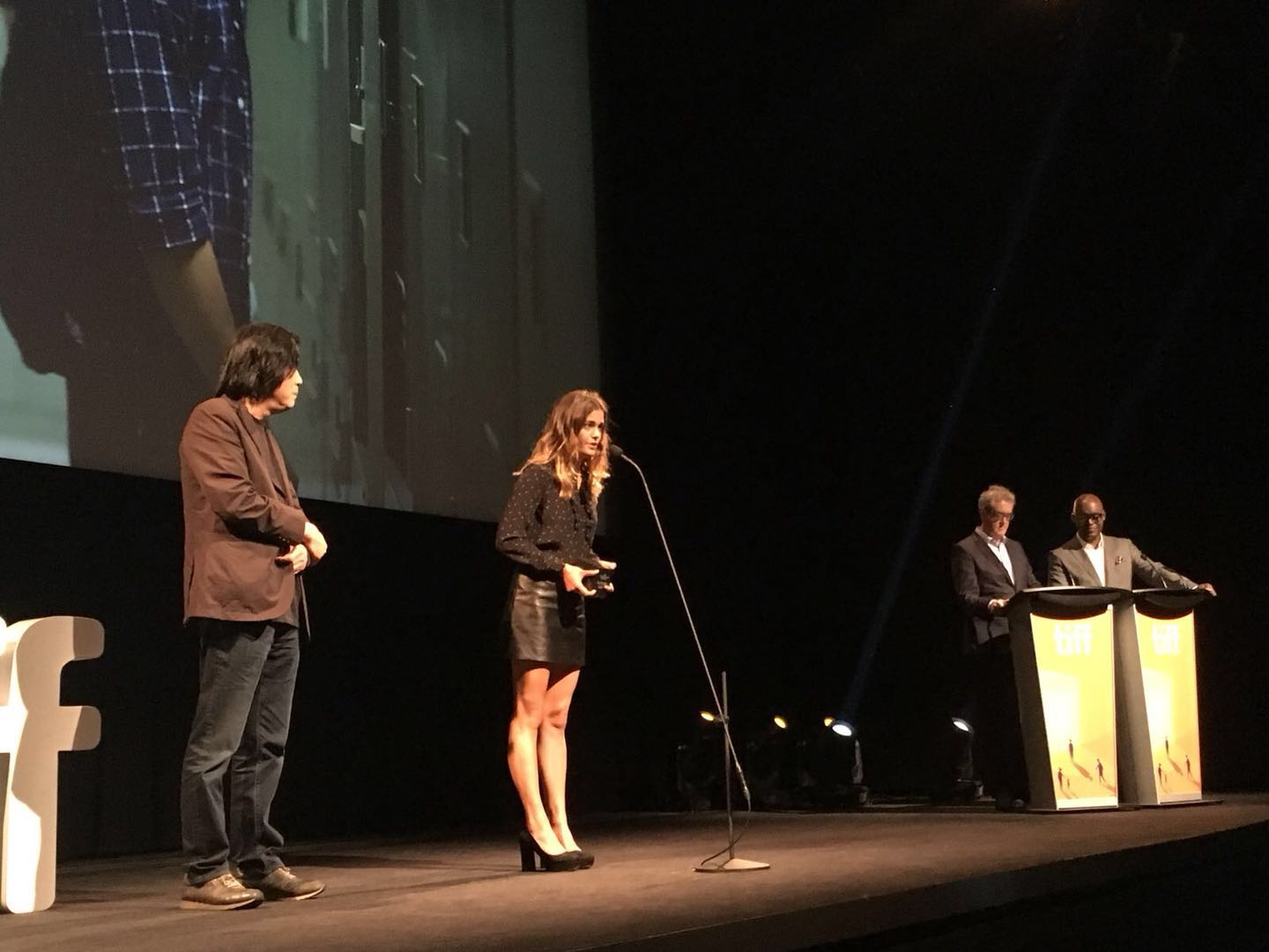 女主角Louise Grinberg代表劇組上台領獎。（牽猴子提供）