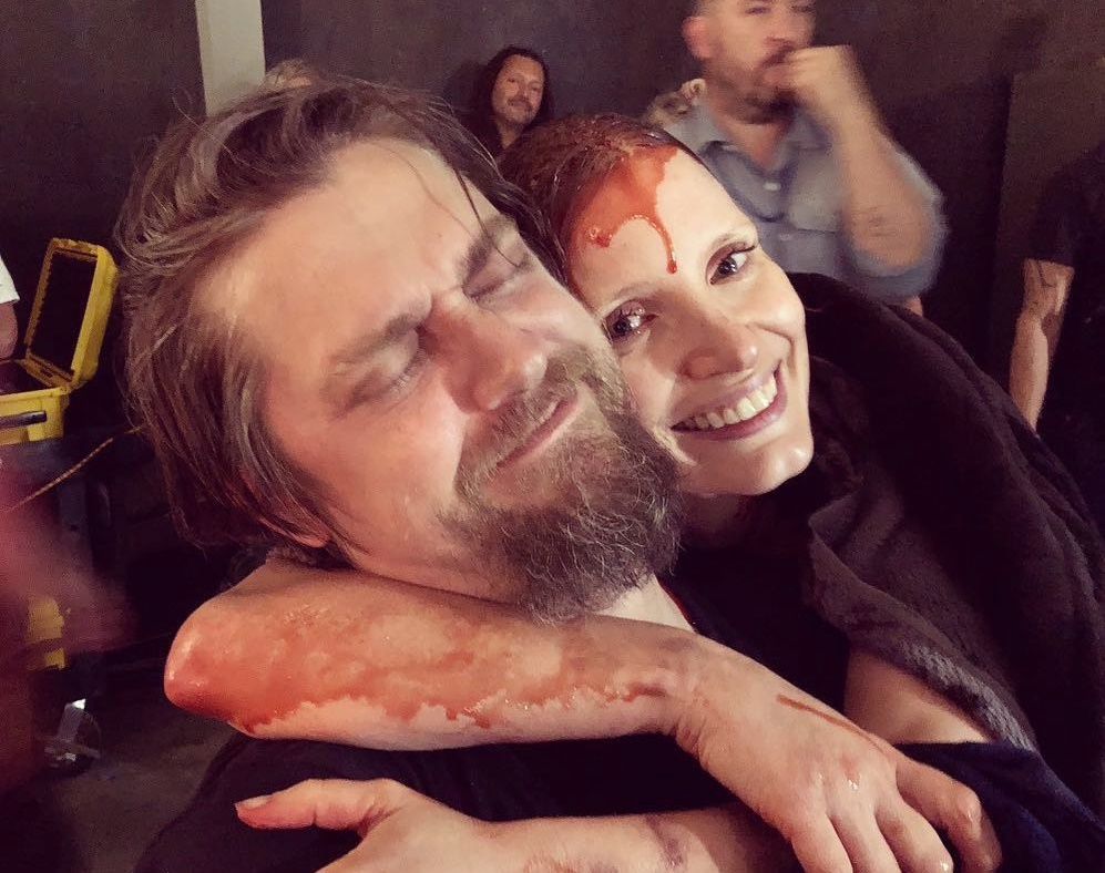 《牠》續集正在拍攝中，導演安迪馬希提（左）在IG上貼出與女星潔西卡雀斯坦的合照。（翻攝自IG@andy_muschietti） 