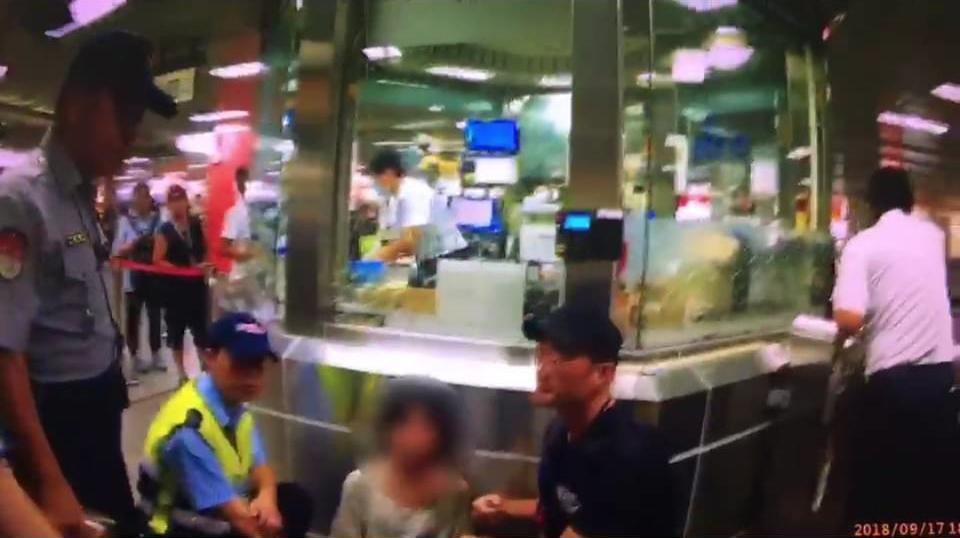 王姓女子持美工刀劃傷一名26歲女子，車站保全及站長立刻將她壓制，並交由捷警處理。（警方提供）