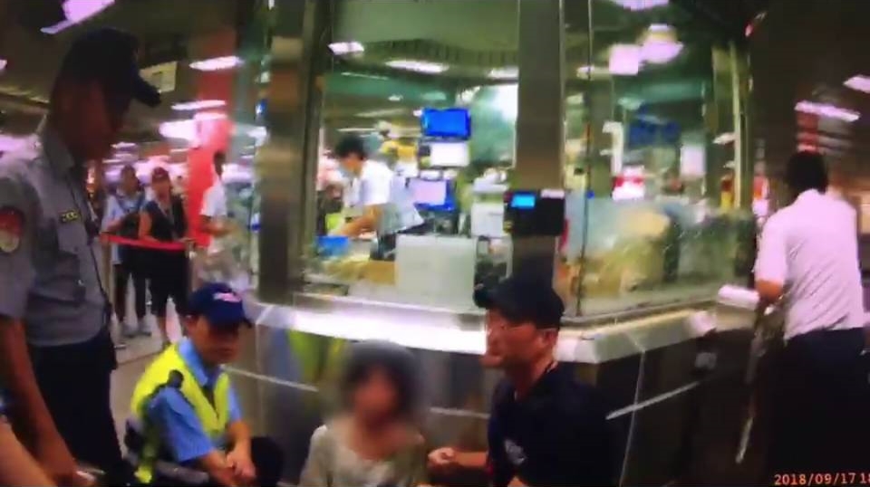 王姓女子持美工刀劃傷一名26歲女子，車站保全及站長立刻將她壓制，並交由捷警處理。（警方提供）