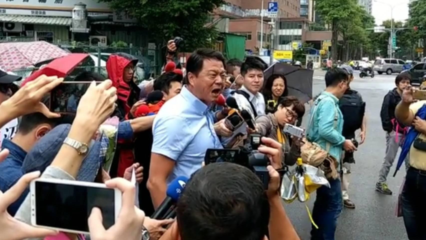 周錫瑋日前到日台交流協會抗議，被封為「最勇戰神」。（翻攝自周錫瑋臉書）
