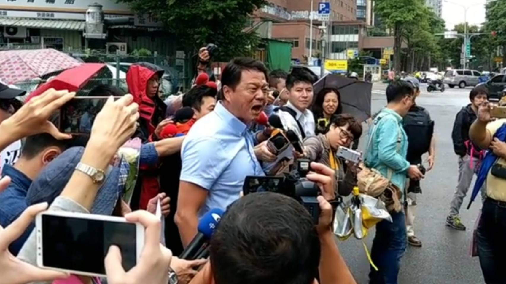 周錫瑋日前到日台交流協會抗議，被封為「最勇戰神」。（翻攝自周錫瑋臉書）