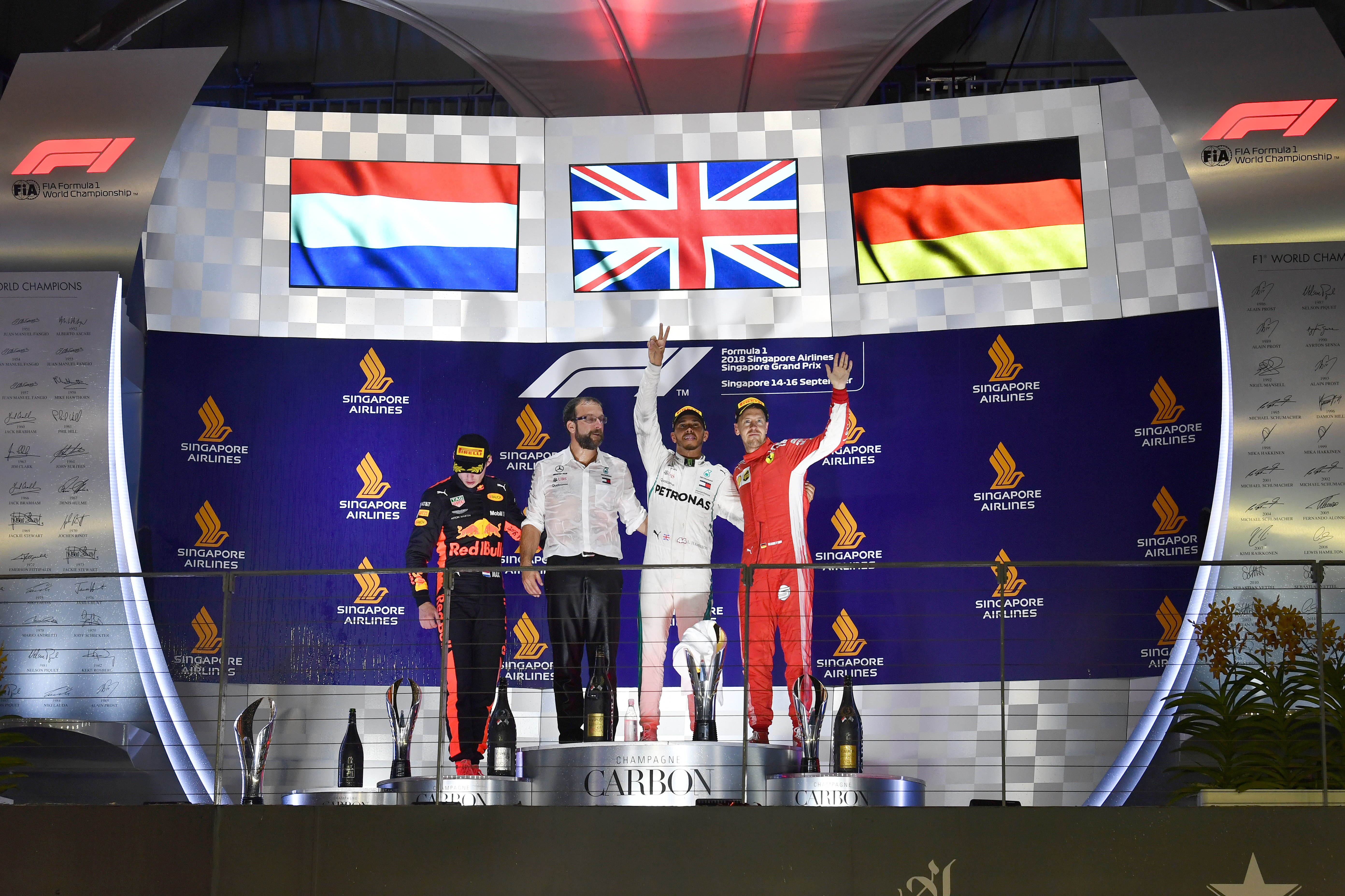 英國F1賽車好手Hamilton（右2），第4度在「F1新加坡航空公司新加坡大獎賽」拿到分站冠軍。（Singapore GP Pte Ltd提供）