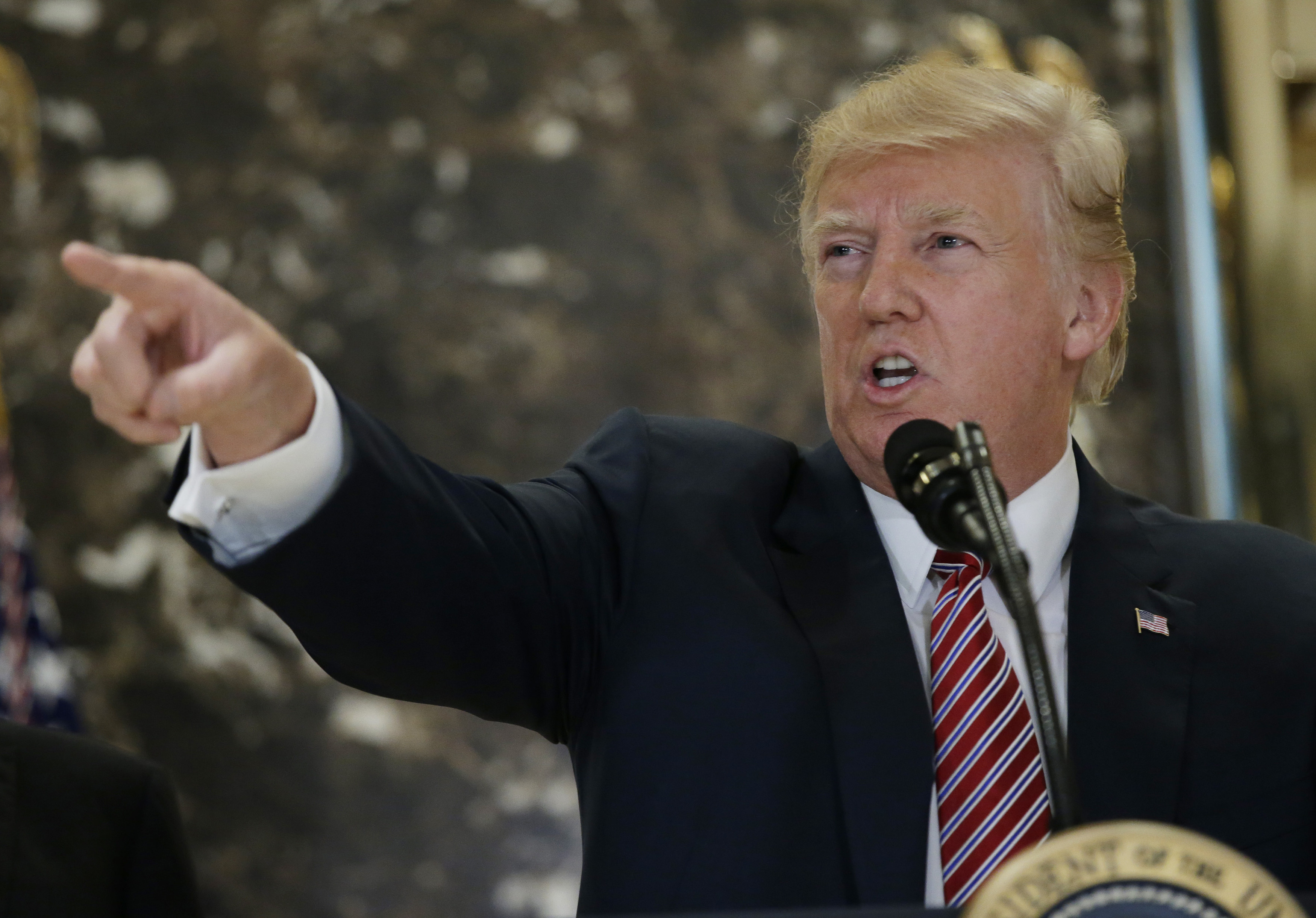 川普認為，中國的在經貿上採取許多不公平政策與作法，為保護國內勞工、農民、企業與美國國家利益，「我不會坐視不管。」（東方IC）