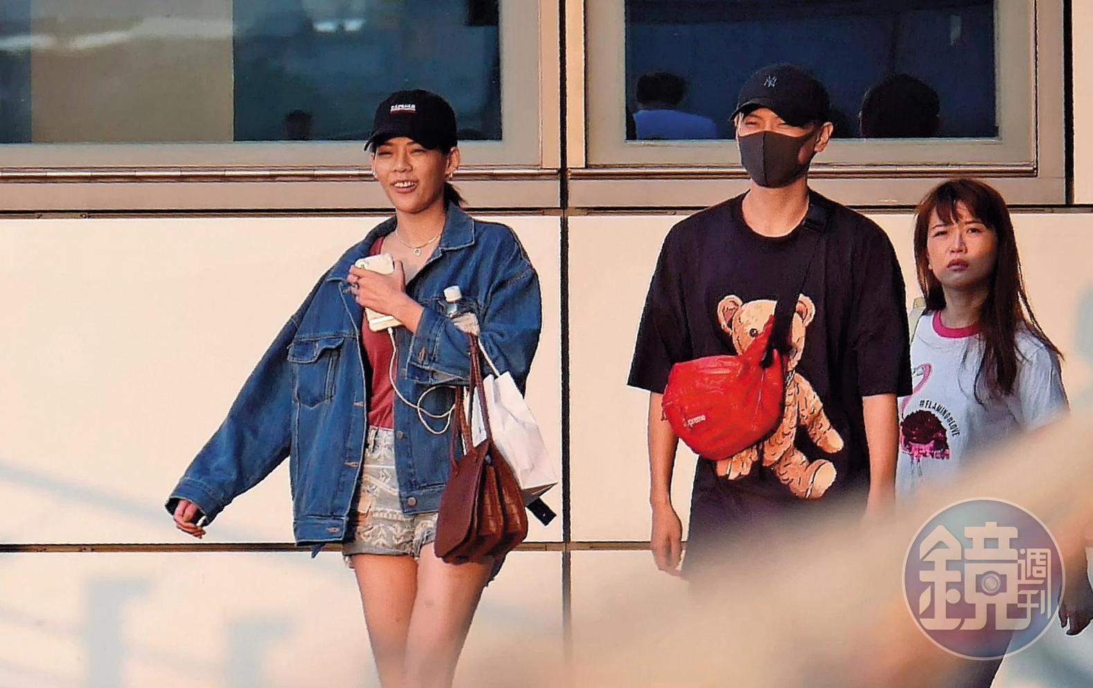 穿著熱褲的洪文安,開心與滿臉包緊緊的毛弟,出現在南港捷運共構立體停車場。
