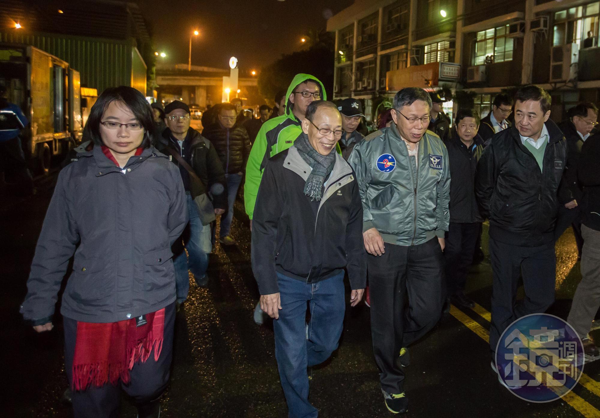 外傳柯P口頭上說勉為同意陳景峻(前排右1)交出北農董事長,其實是對陳無法扮演防火牆,導致吳音寧(前排左1)爭議反作用力迴向到自己身上,頗有怨言。圖為年初柯文哲視察果菜市場。