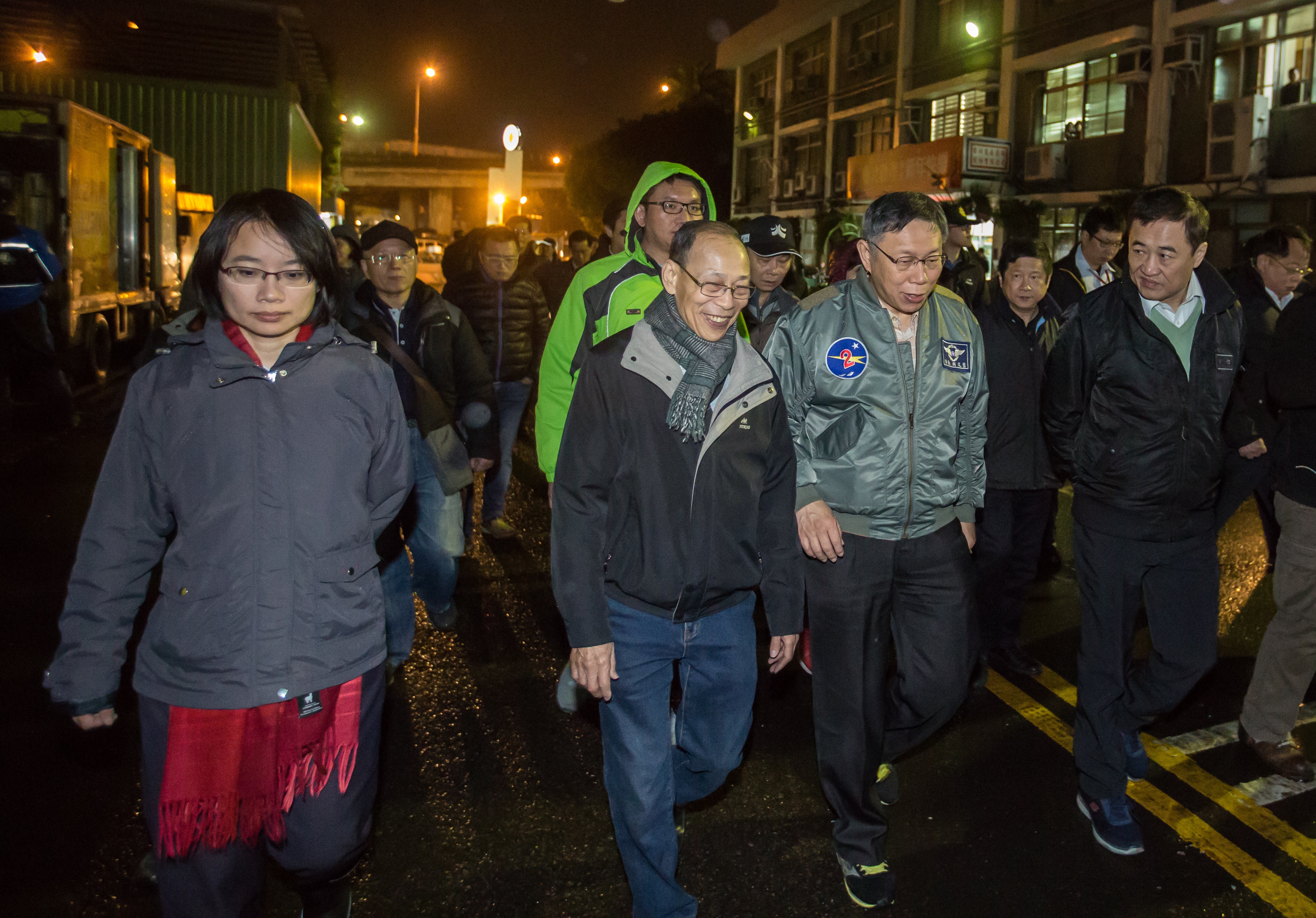 外傳柯P口頭上說勉為同意陳景峻（前排右1）交出北農董事長，其實是對陳無法扮演防火牆，導致吳音寧（前排左1）爭議反作用力迴向到自己身上，頗有怨言。圖為年初柯文哲視察果菜市場。