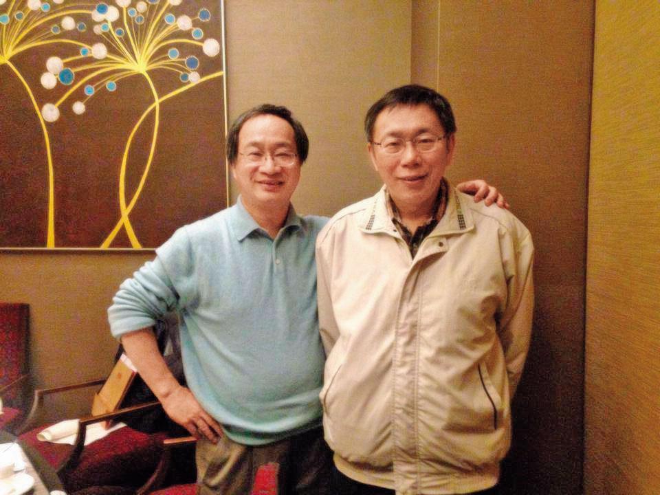 柯文哲(右)找來台北市文化基金會董事長小野(左)擔綱競選總幹事,外界關注小野如何擺平選辦內鬨。(翻攝柯文哲臉書)