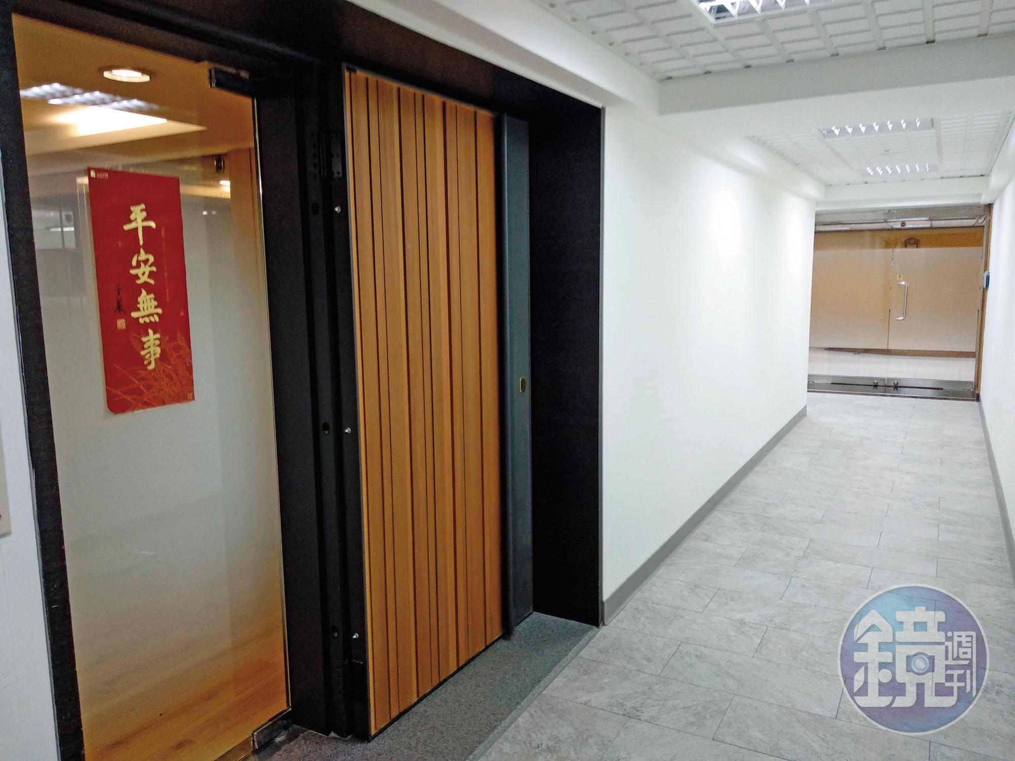 雙陳派失勢後，由陳雨鑫在統領商圈禮座大樓另闢第2辦公室，不與幕僚派共事。
