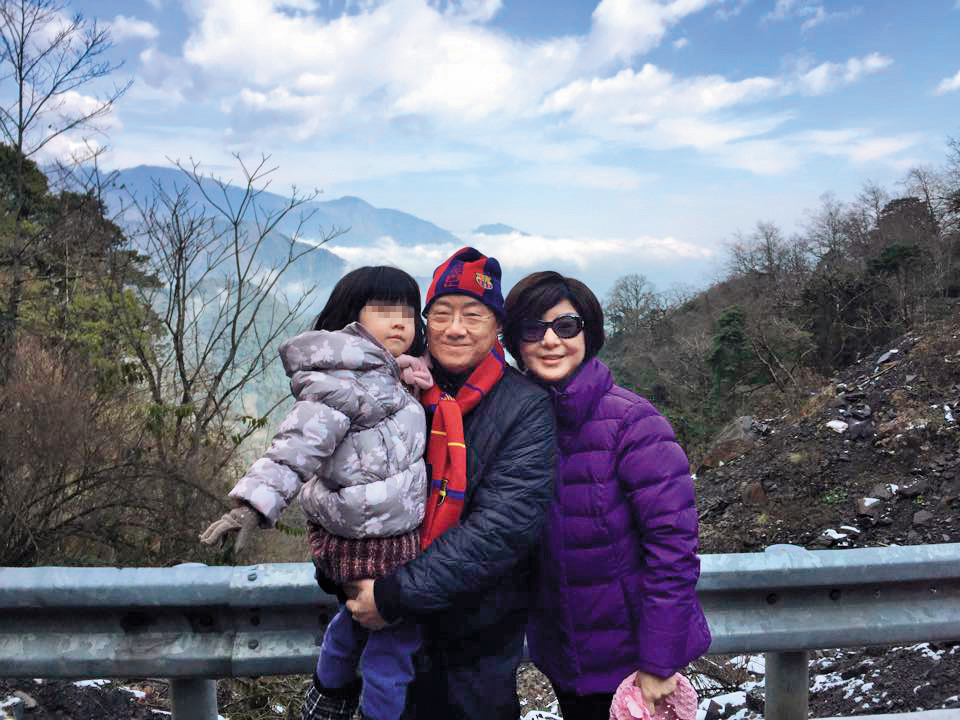 關中雖然疼愛孫女,但是覺得女婿是殺女仇人;關中的老婆張惠君則已放下,覺得孫女不能沒有爸爸。(翻攝自張惠君臉書)