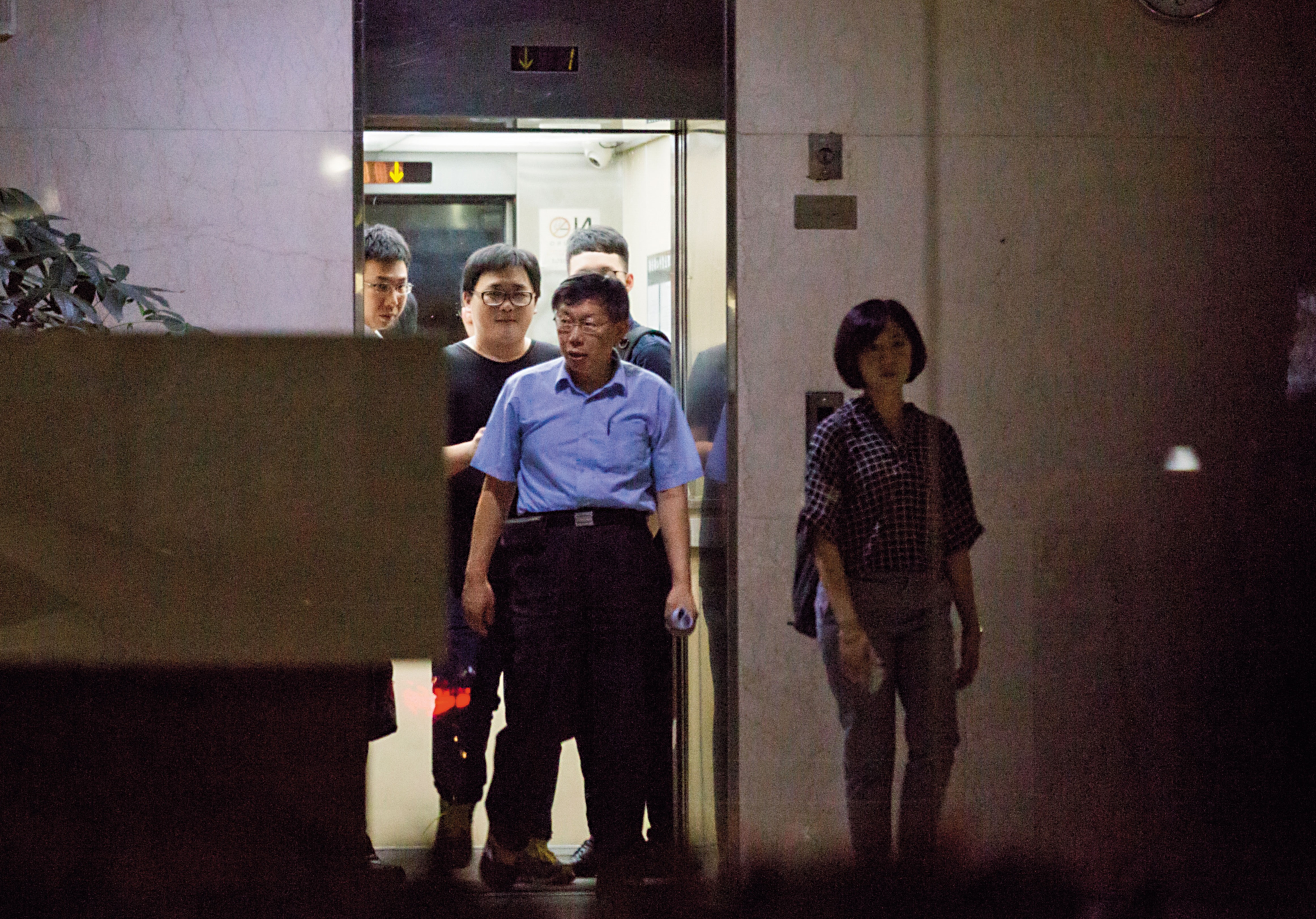 柯辦週三的定調會議舉行1個多月就已變調，讓柯P頭痛不已，本刊上週直擊柯P結束會議後離開。