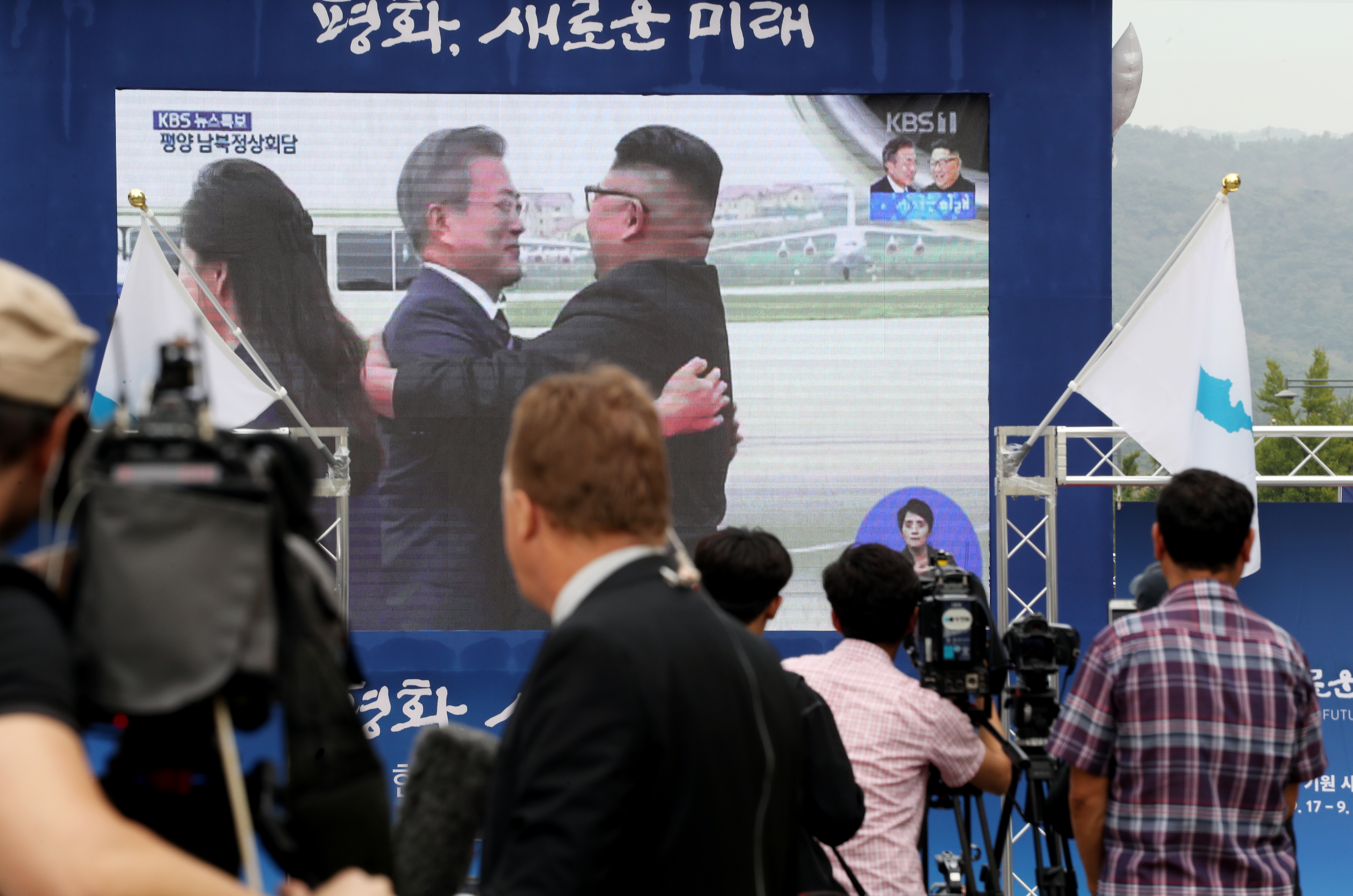 南韓民眾透過電視觀看文在寅訪問北韓。外界對兩韓深化經濟合作抱持高度期待。（東方IC）