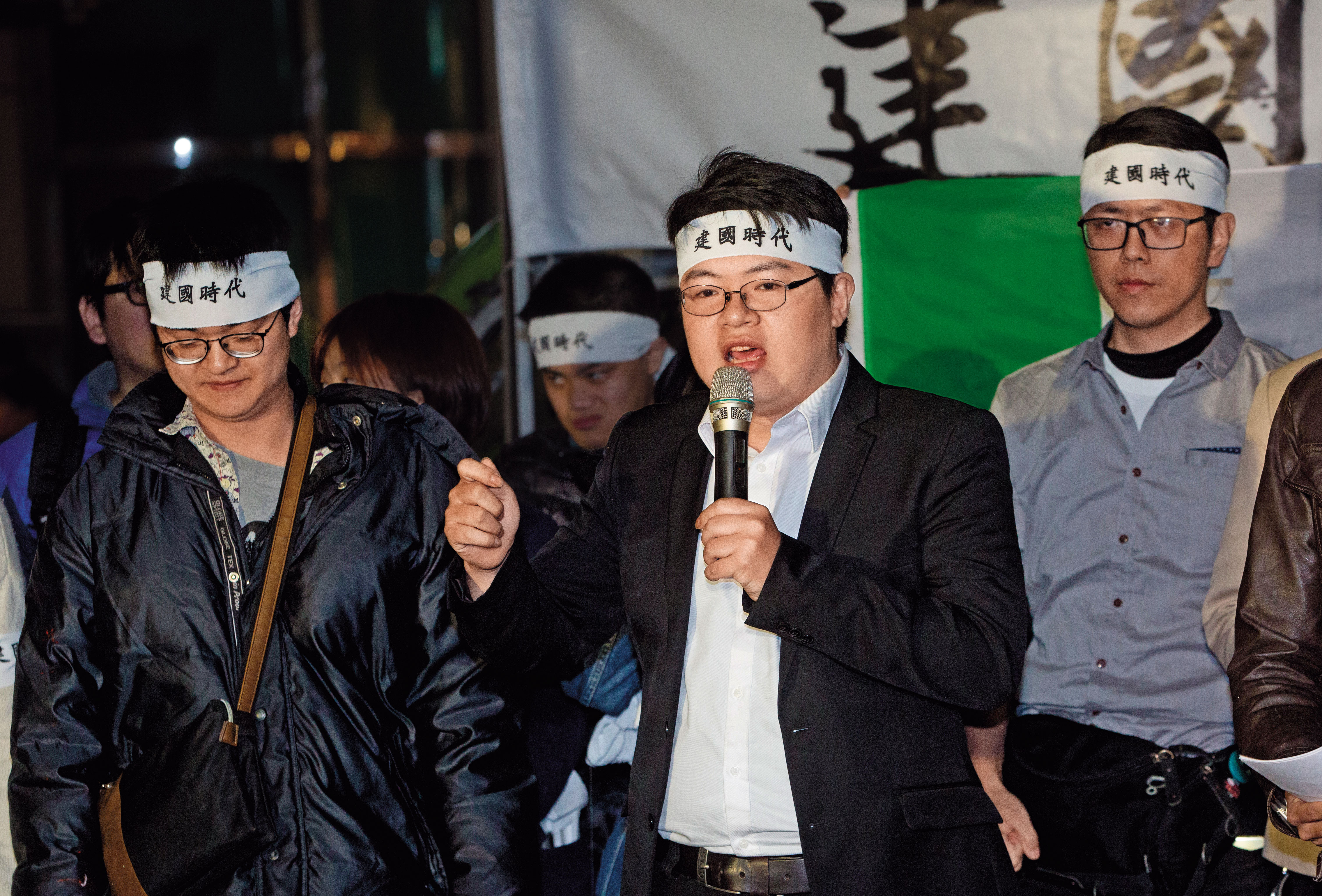 在政治圈頗為活躍的輔大學生羅宜（前排持麥克風者），因渉嫌買毒被調查。